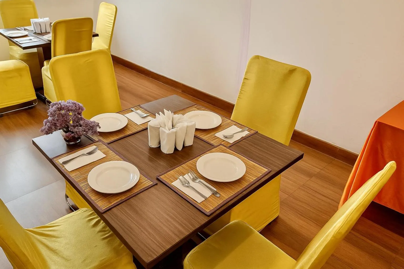 Restaurant/places to eat in Hotel Kian by JMD Group