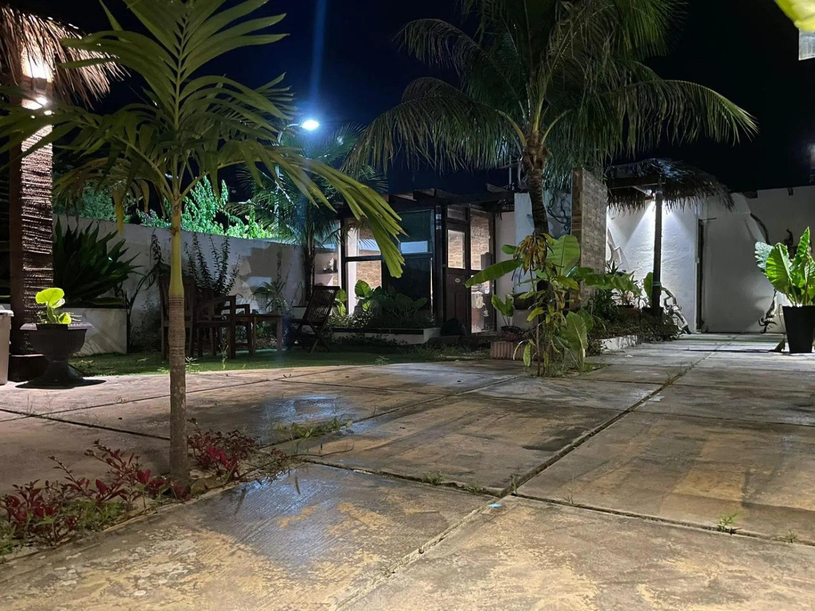 Garden in Himeyn Beach Inn - Ocho Homes by Eight Continents