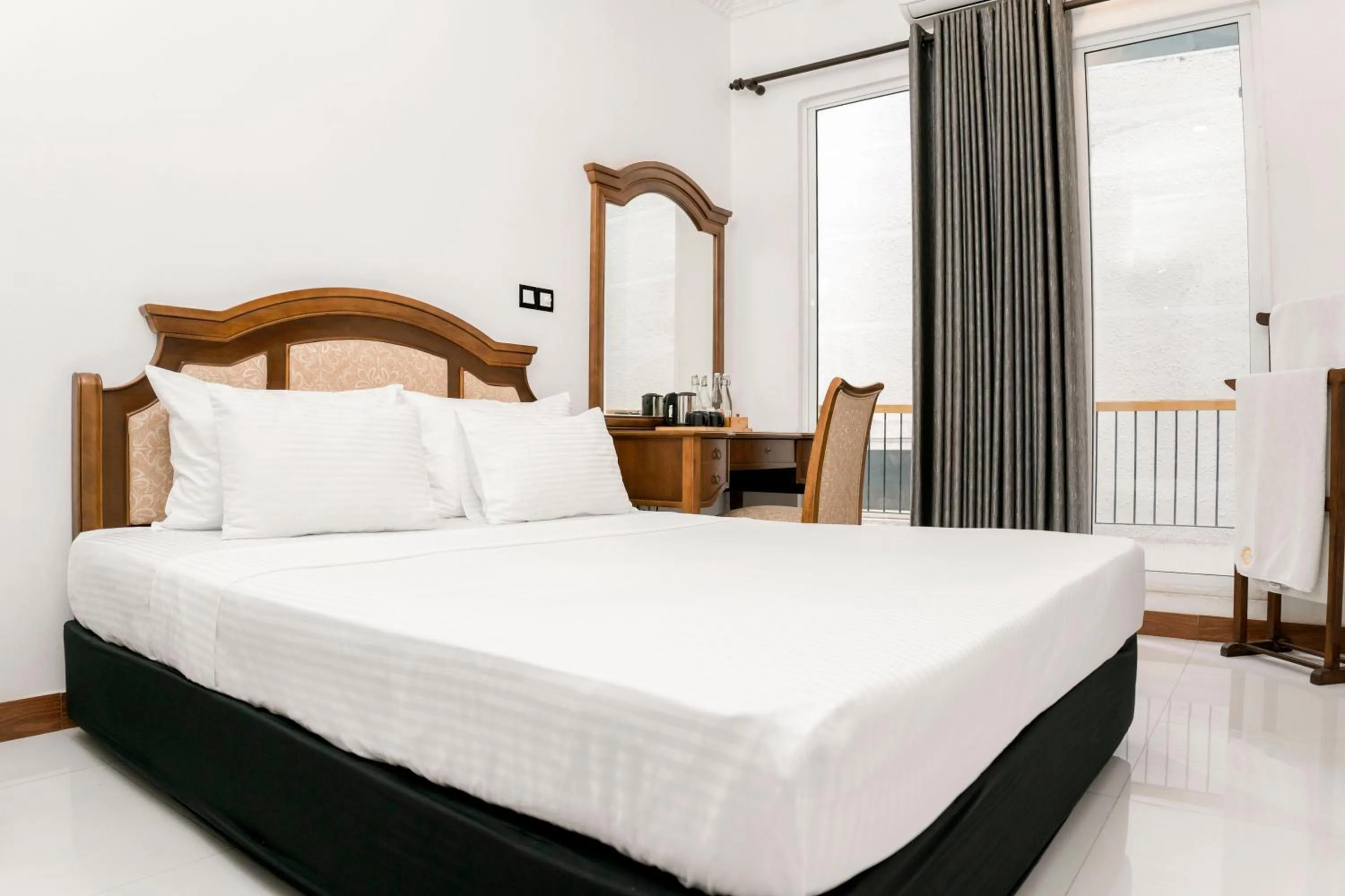 Bedroom, Bed in Gallery City Hotel