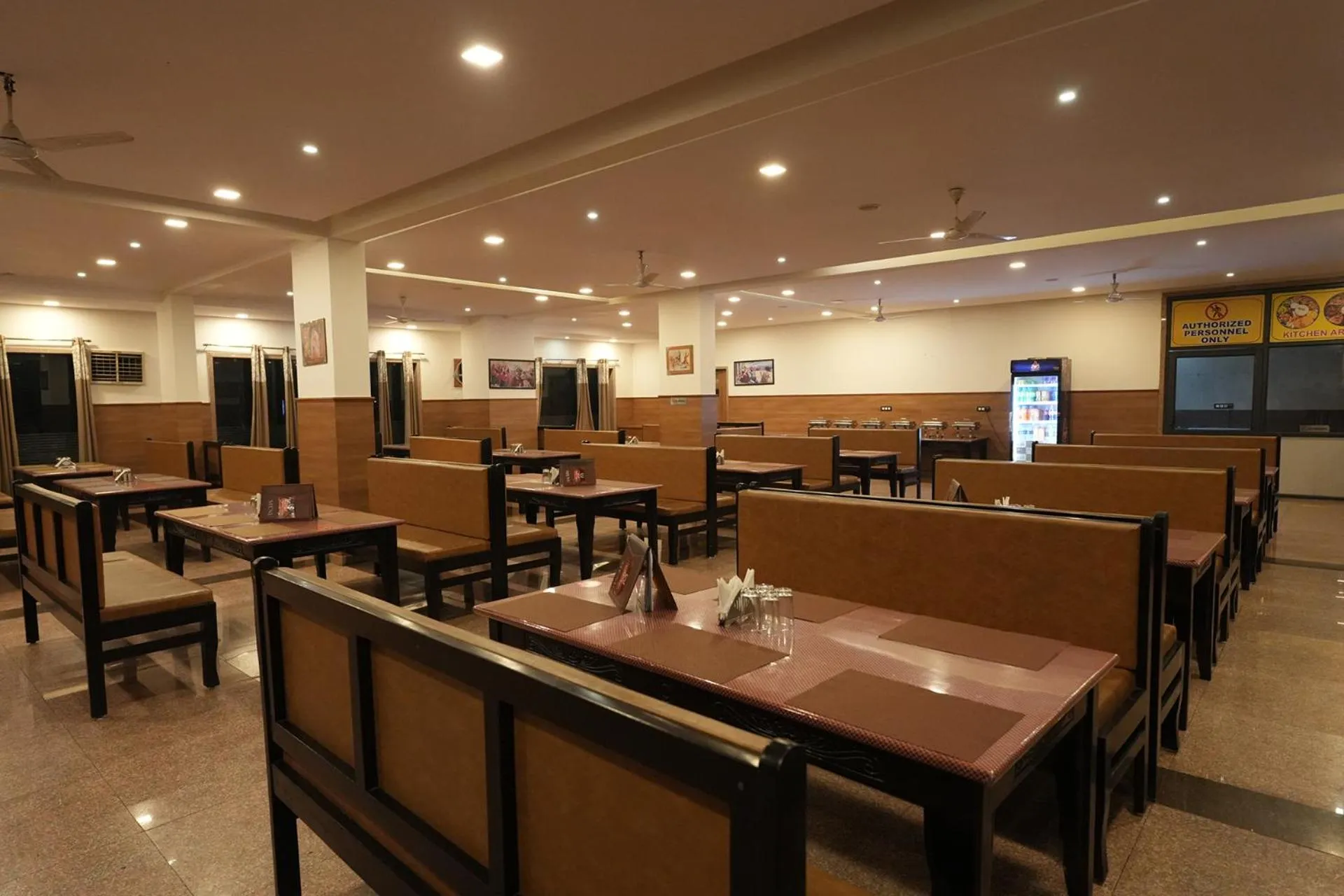 Restaurant/places to eat in Hotel White Lotus at Ratanpur border