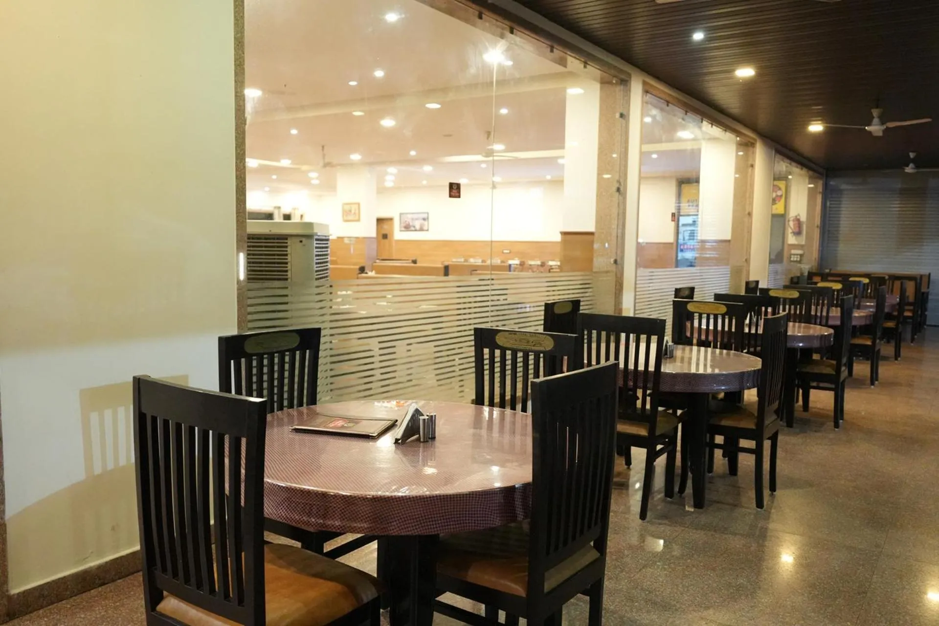 Restaurant/places to eat in Hotel White Lotus at Ratanpur border