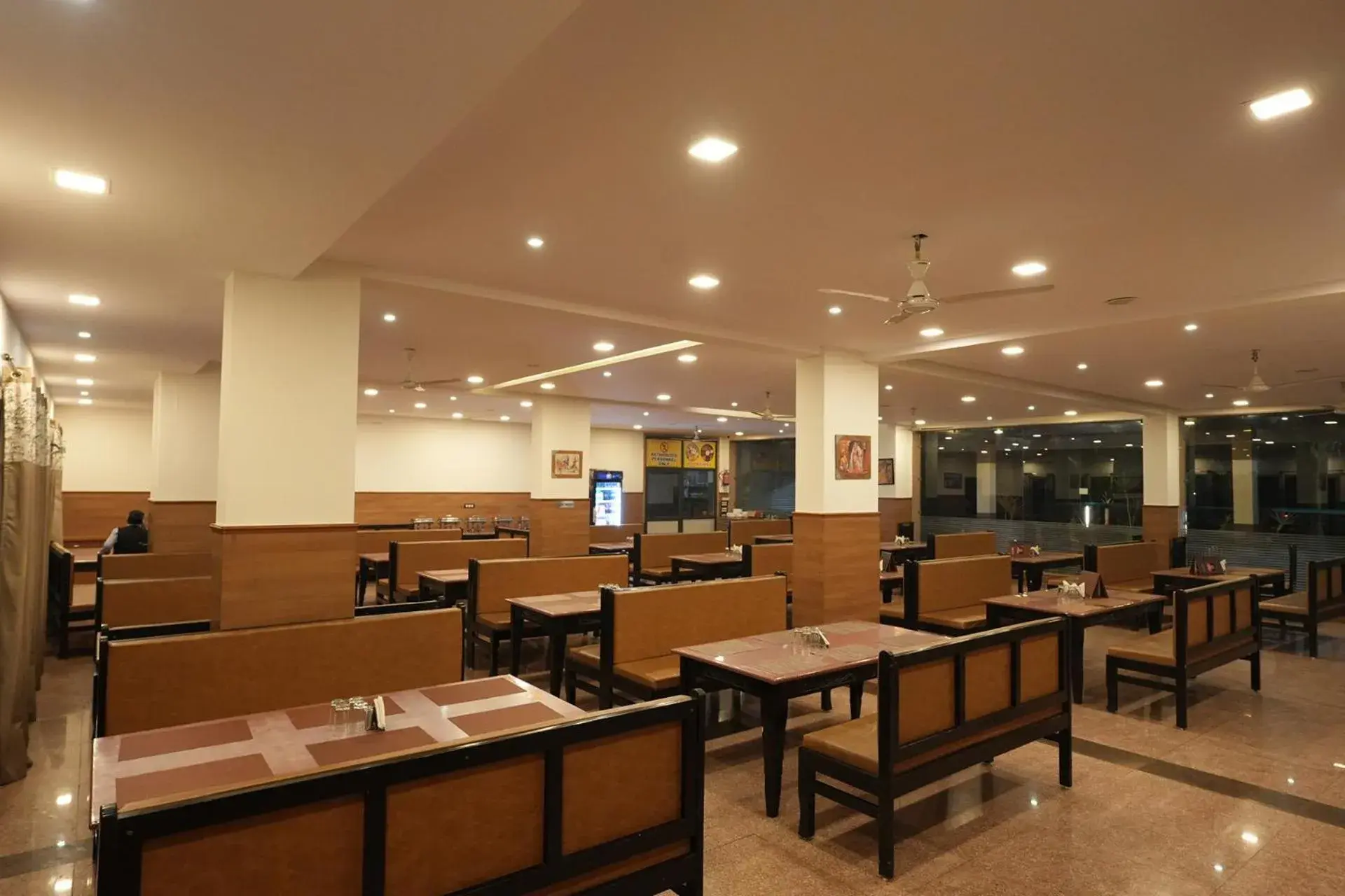Restaurant/places to eat in Hotel White Lotus at Ratanpur border Restaurant/places to eat in Hotel White Lotus at Ratanpur border