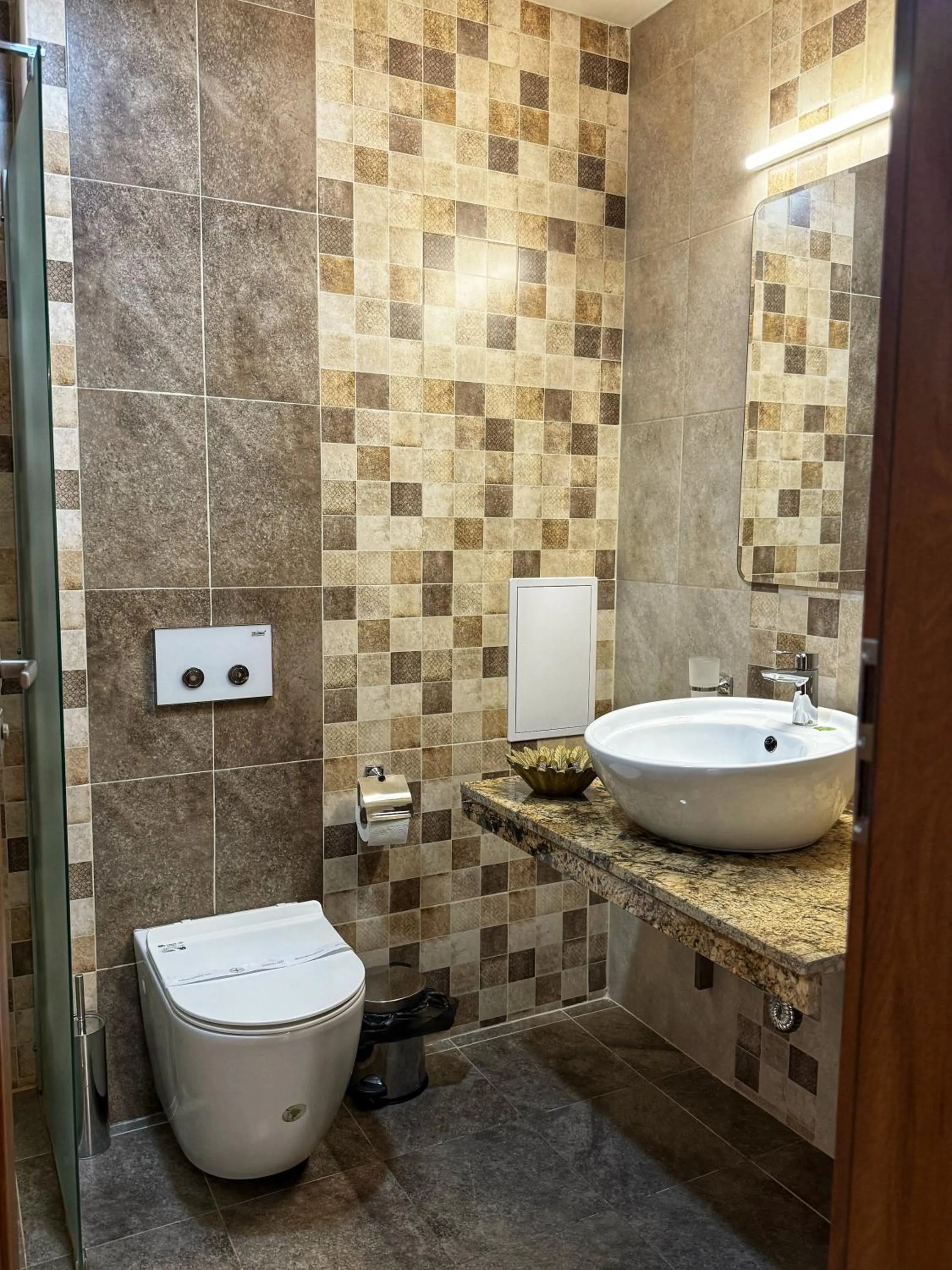 Shower in City Plaza