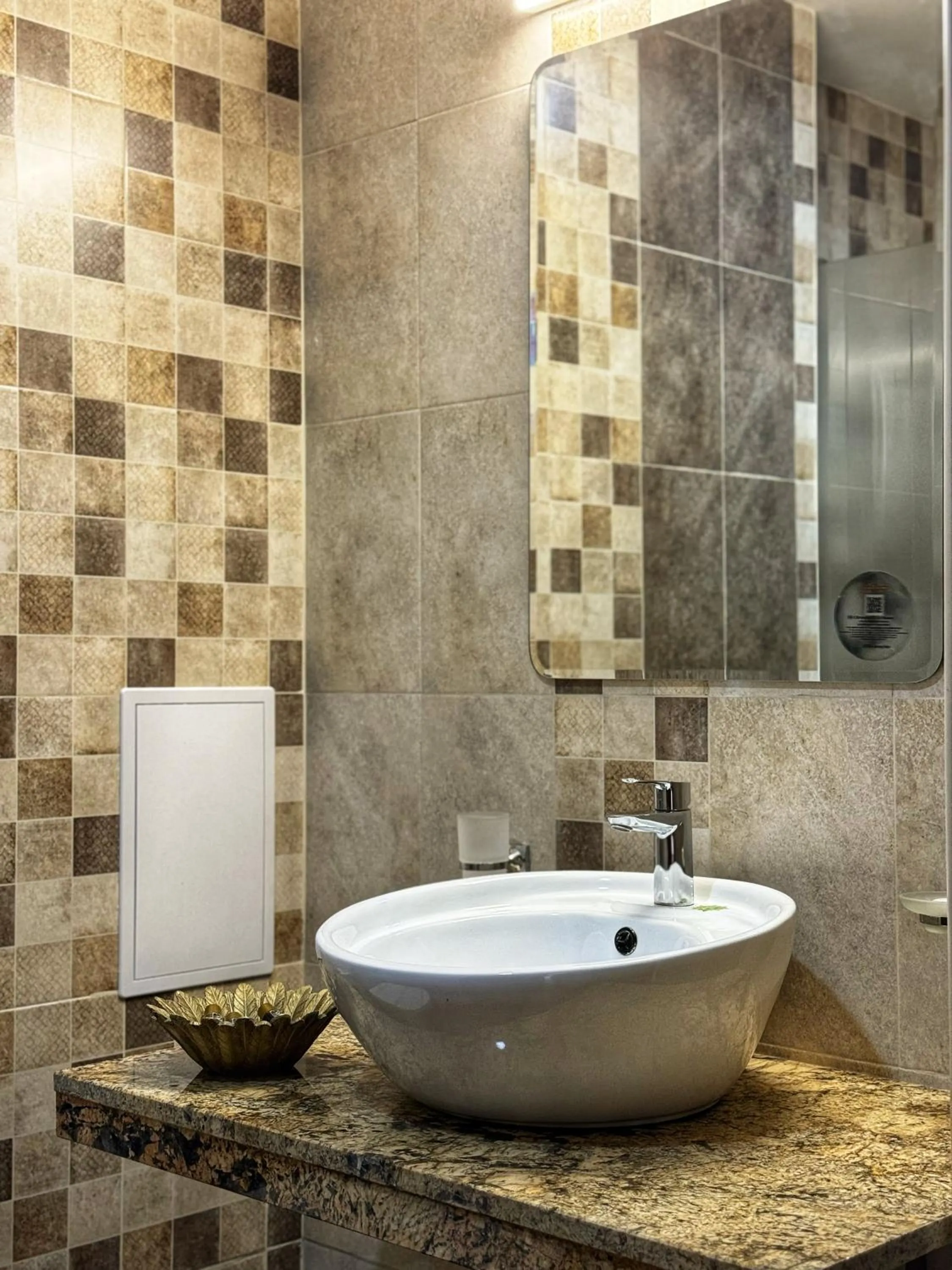 Shower in City Plaza