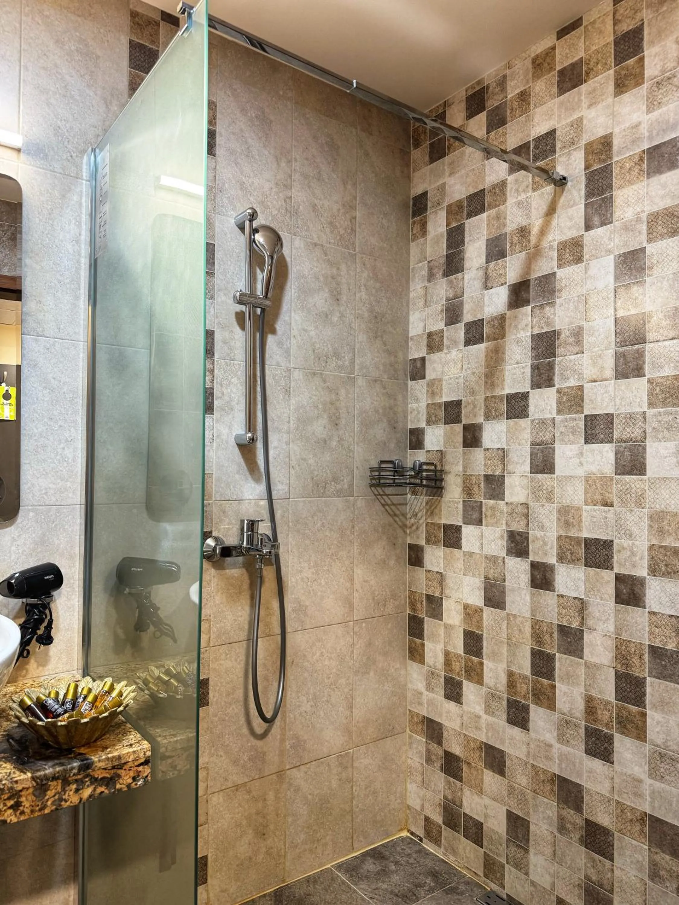 Shower in City Plaza