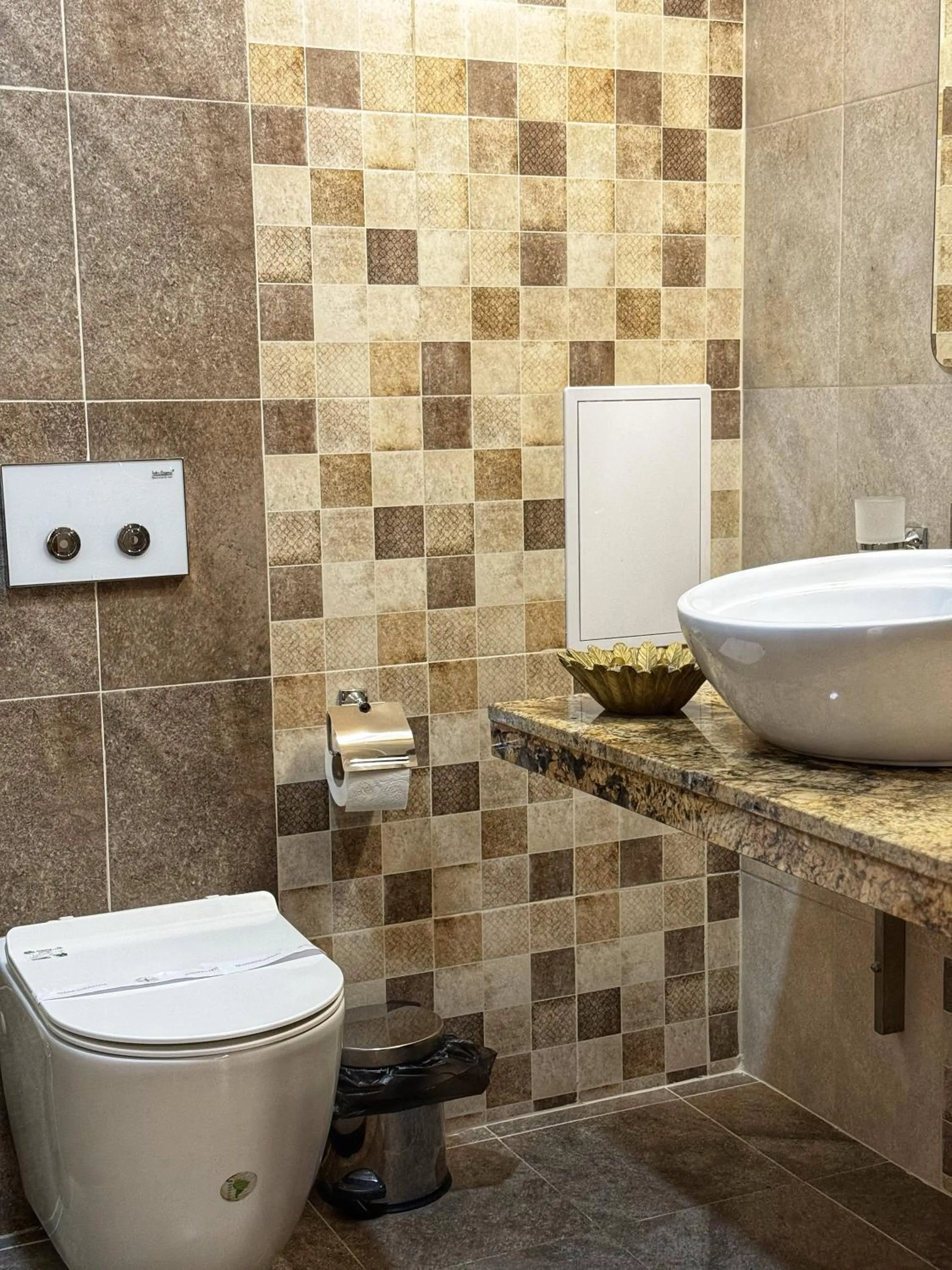 Shower in City Plaza