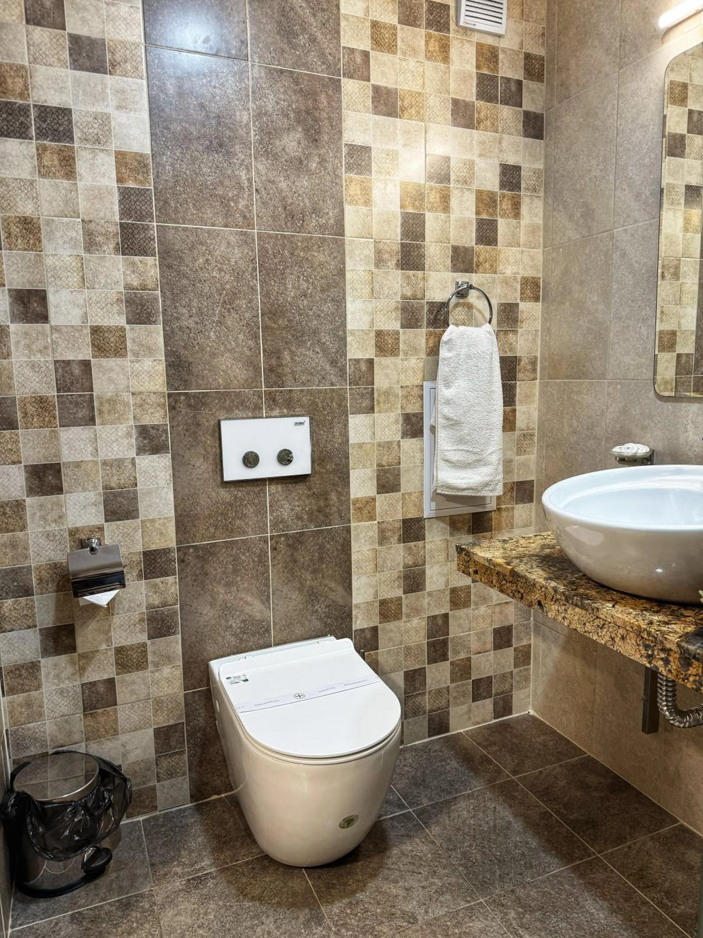 Shower in City Plaza