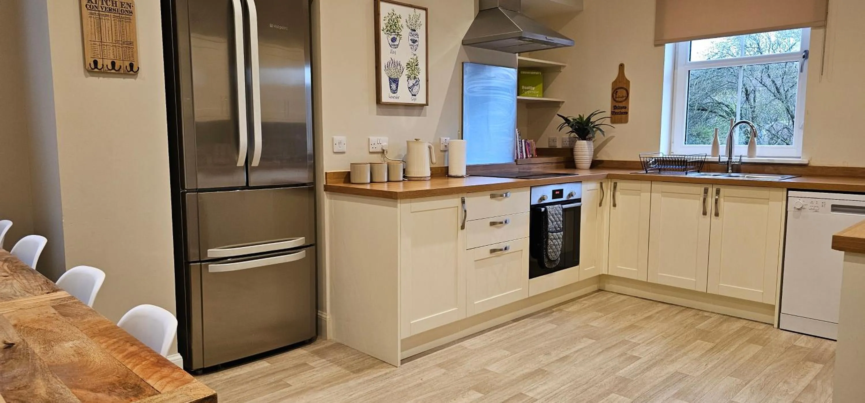 Kitchen or kitchenette in Balmore Farmhouse near Lochness