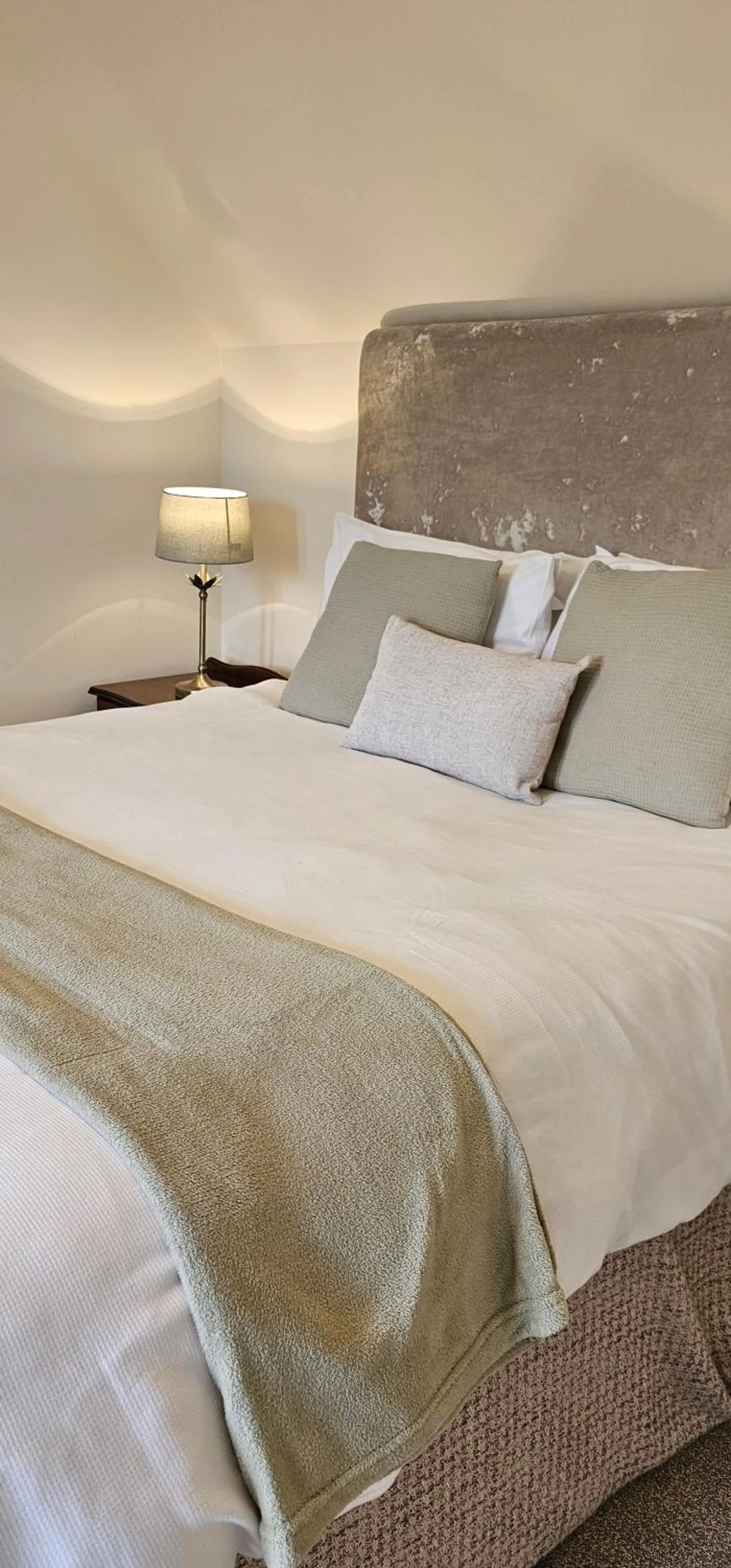 Bed in Balmore Farmhouse near Lochness