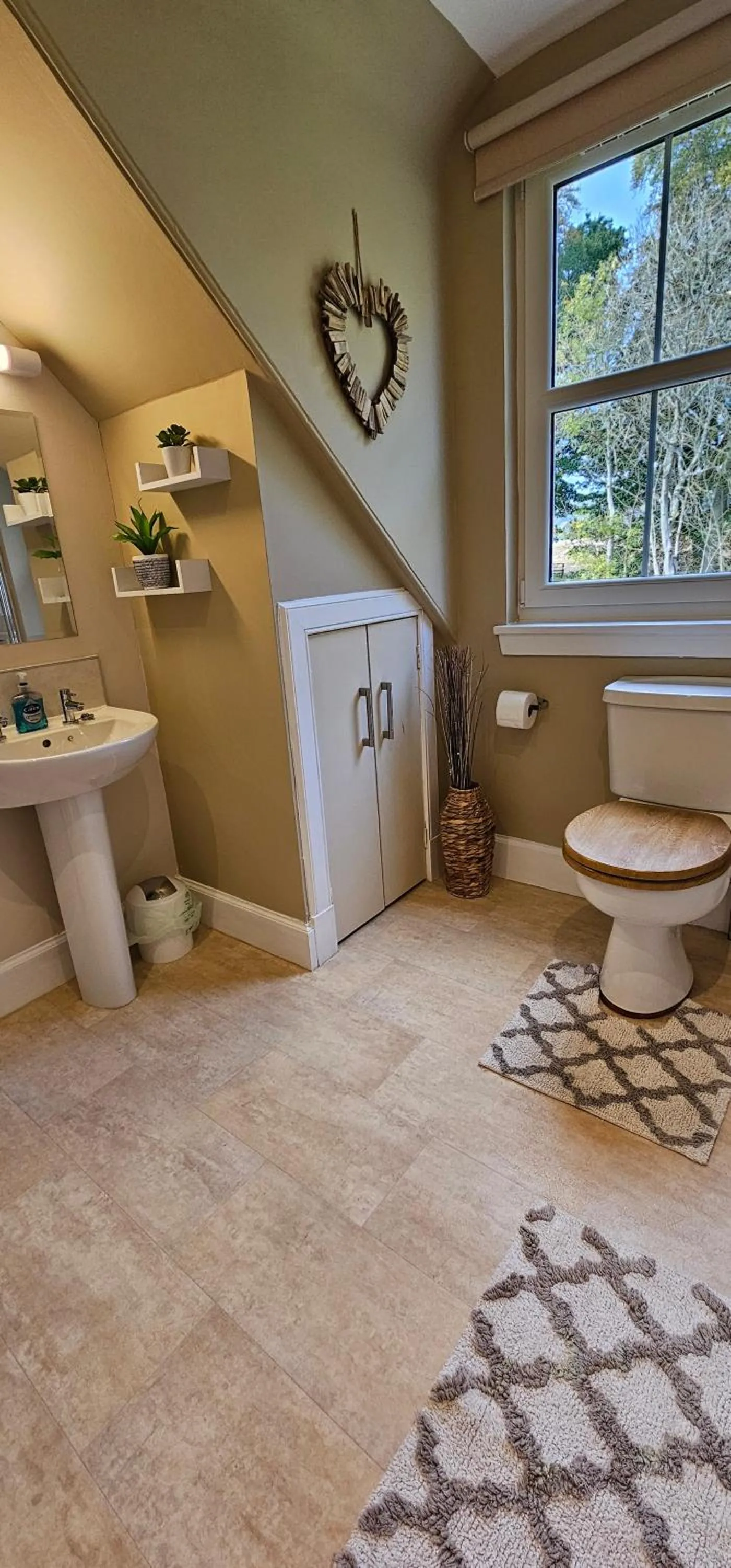 Bathroom in Balmore Farmhouse near Lochness