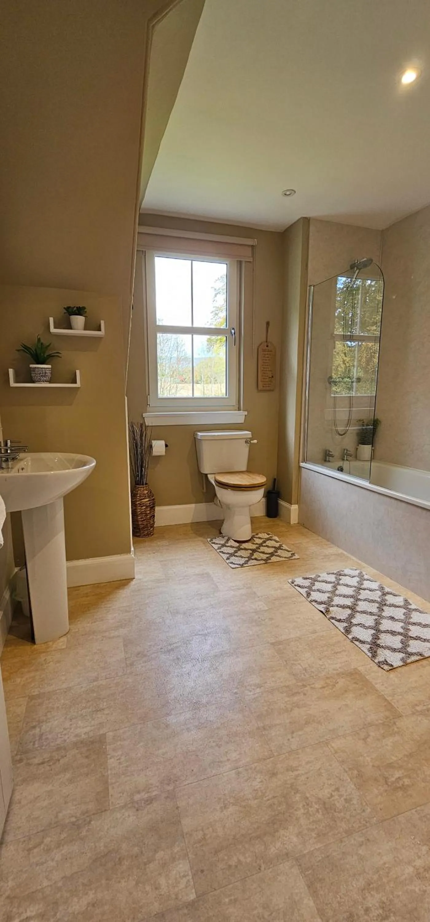 Bathroom in Balmore Farmhouse near Lochness