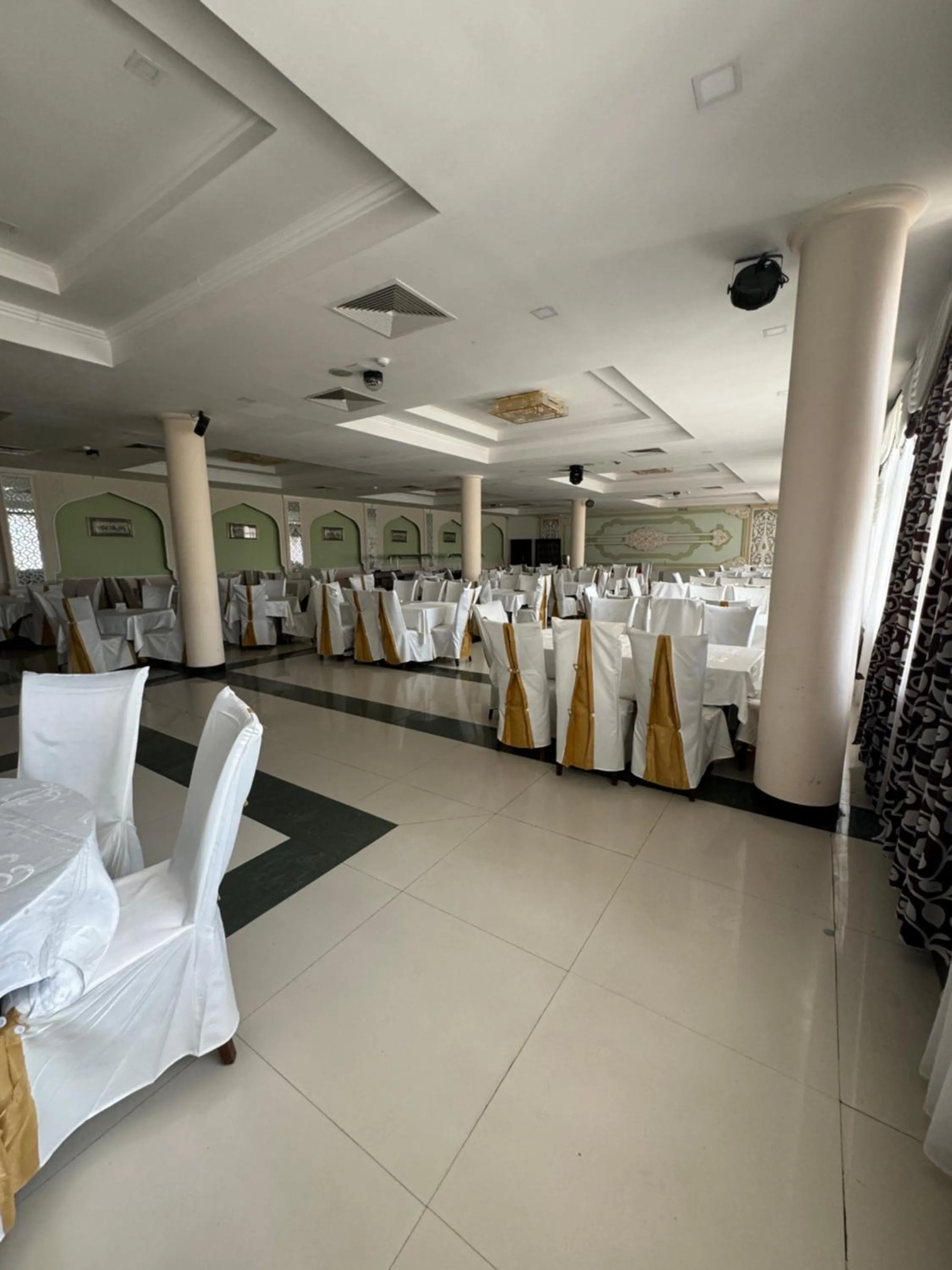 Restaurant/places to eat in Hotel Grand Bukhara