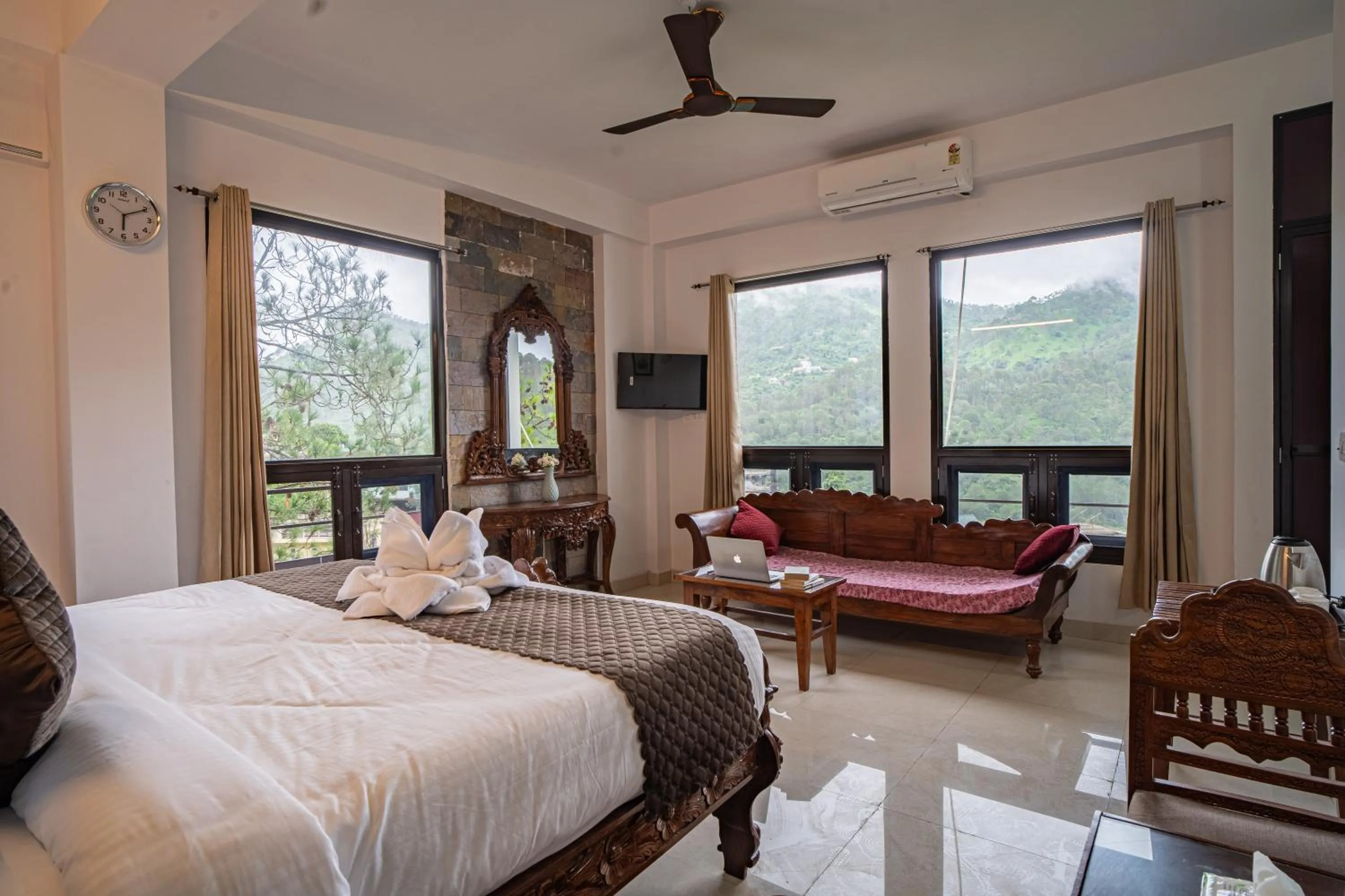 Bedroom, Bed in Captain Resorts