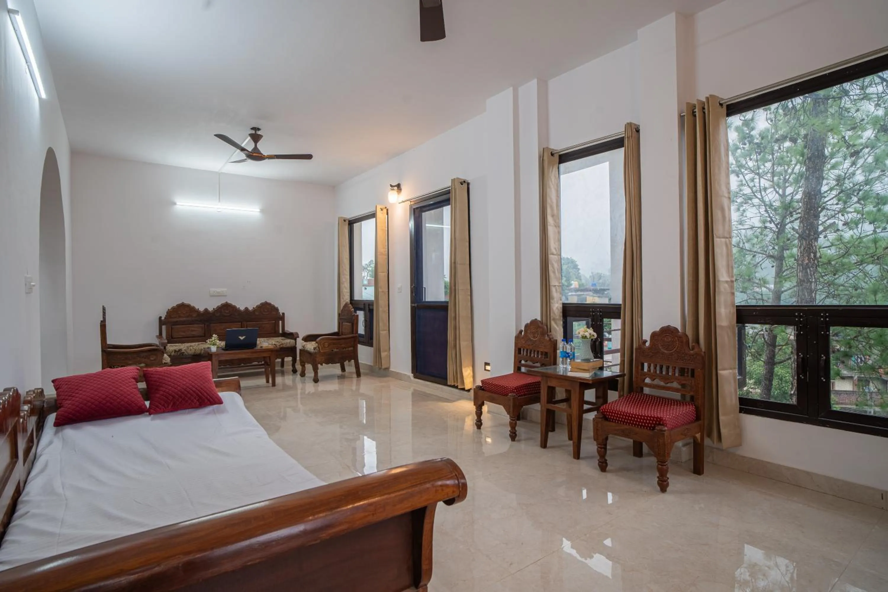 Living room, Bed in Captain Resorts