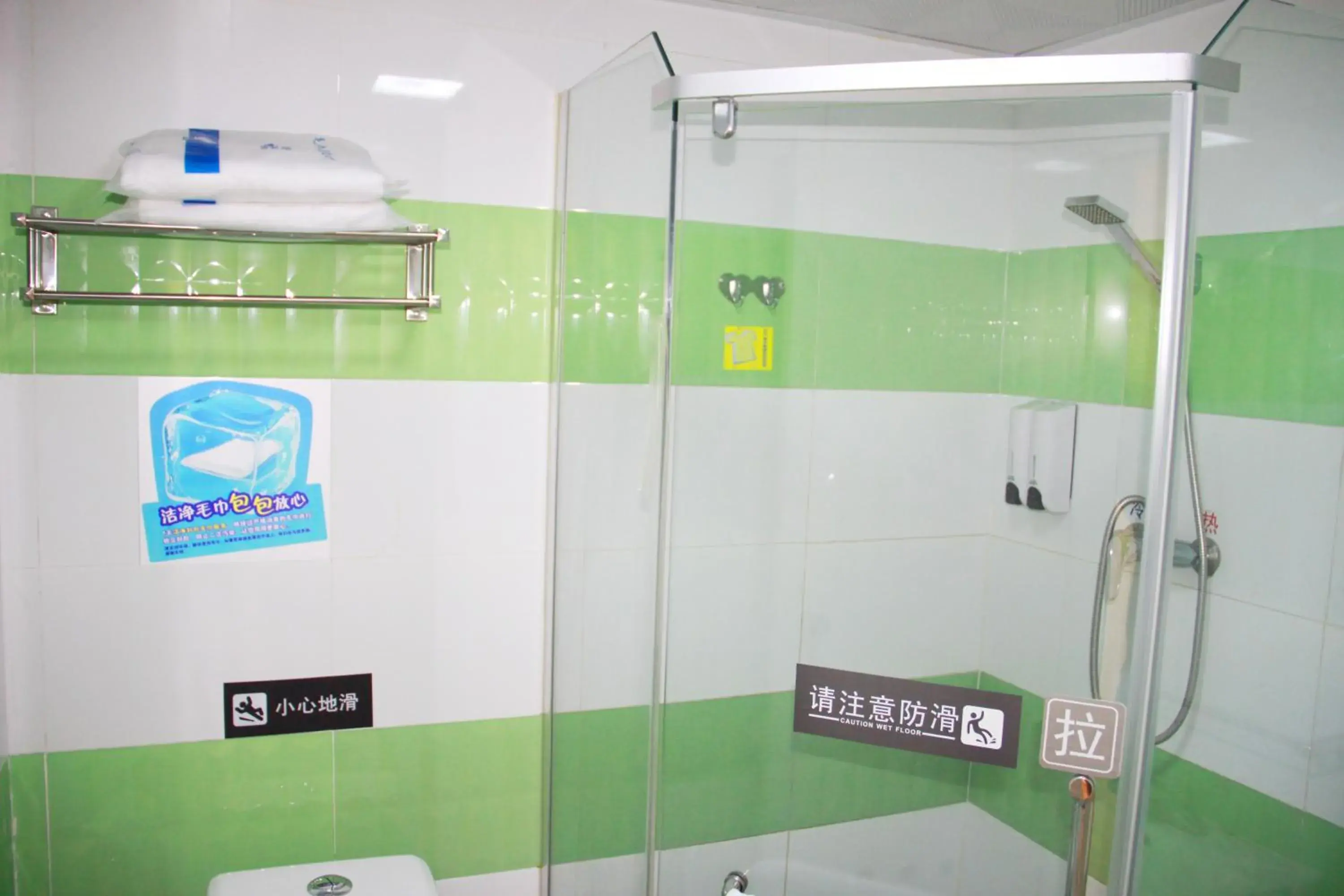 Shower, Bathroom in 7Days Inn Chengdu Wuda Garden