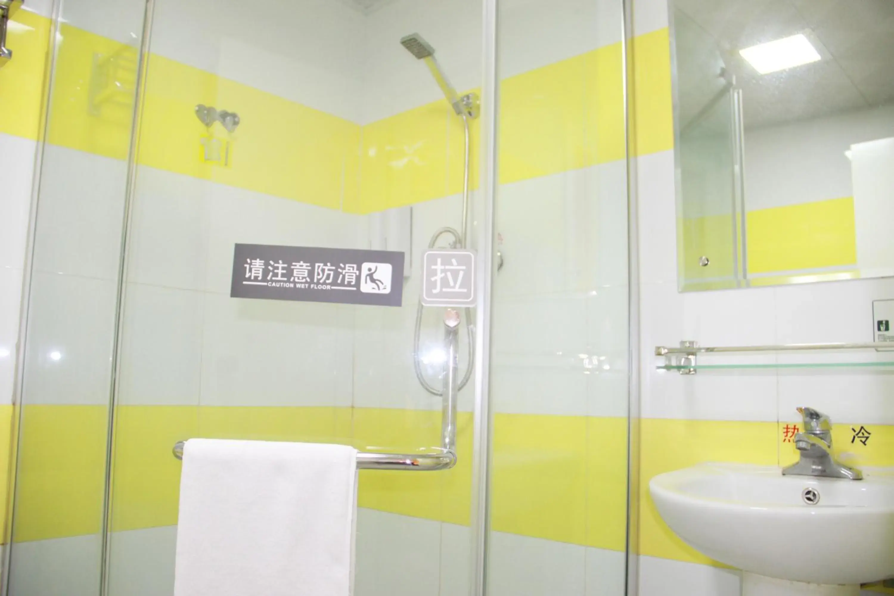 Shower, Bathroom in 7Days Inn Chengdu Wuda Garden