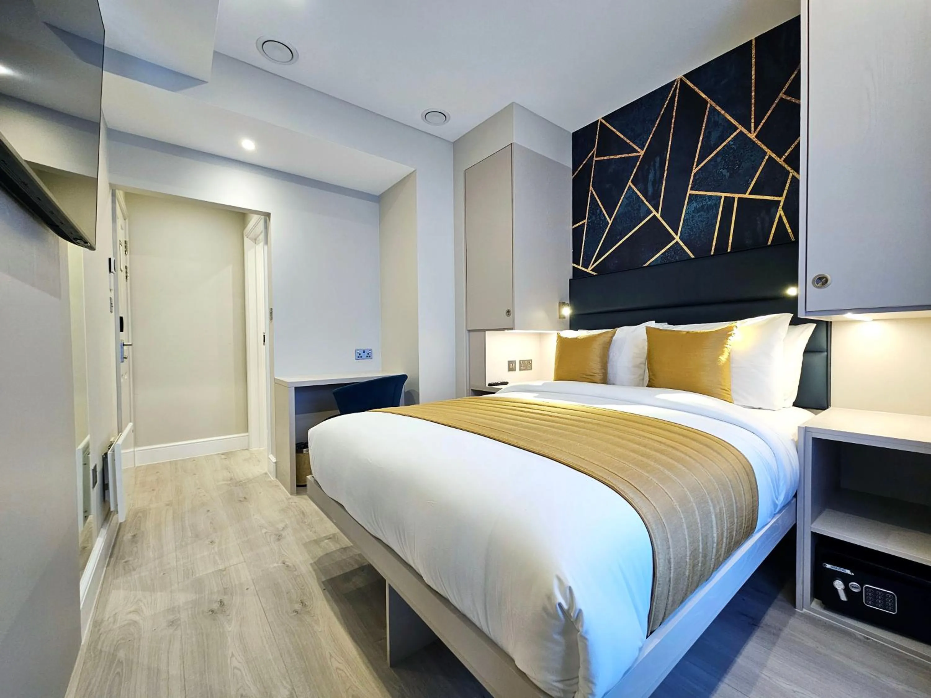 Photo of the whole room, Bed in NOX Paddington