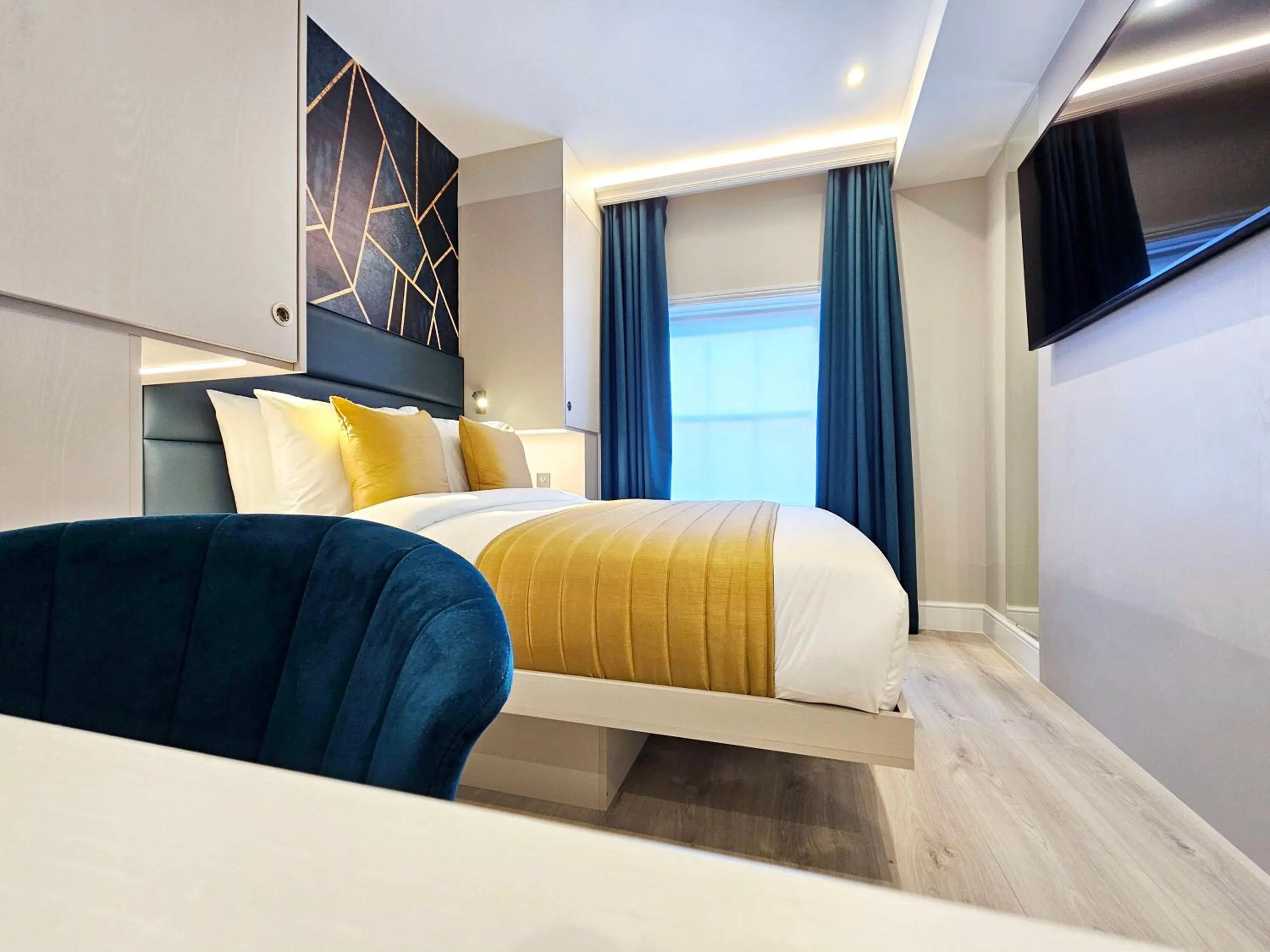 Photo of the whole room, Bed in NOX Paddington