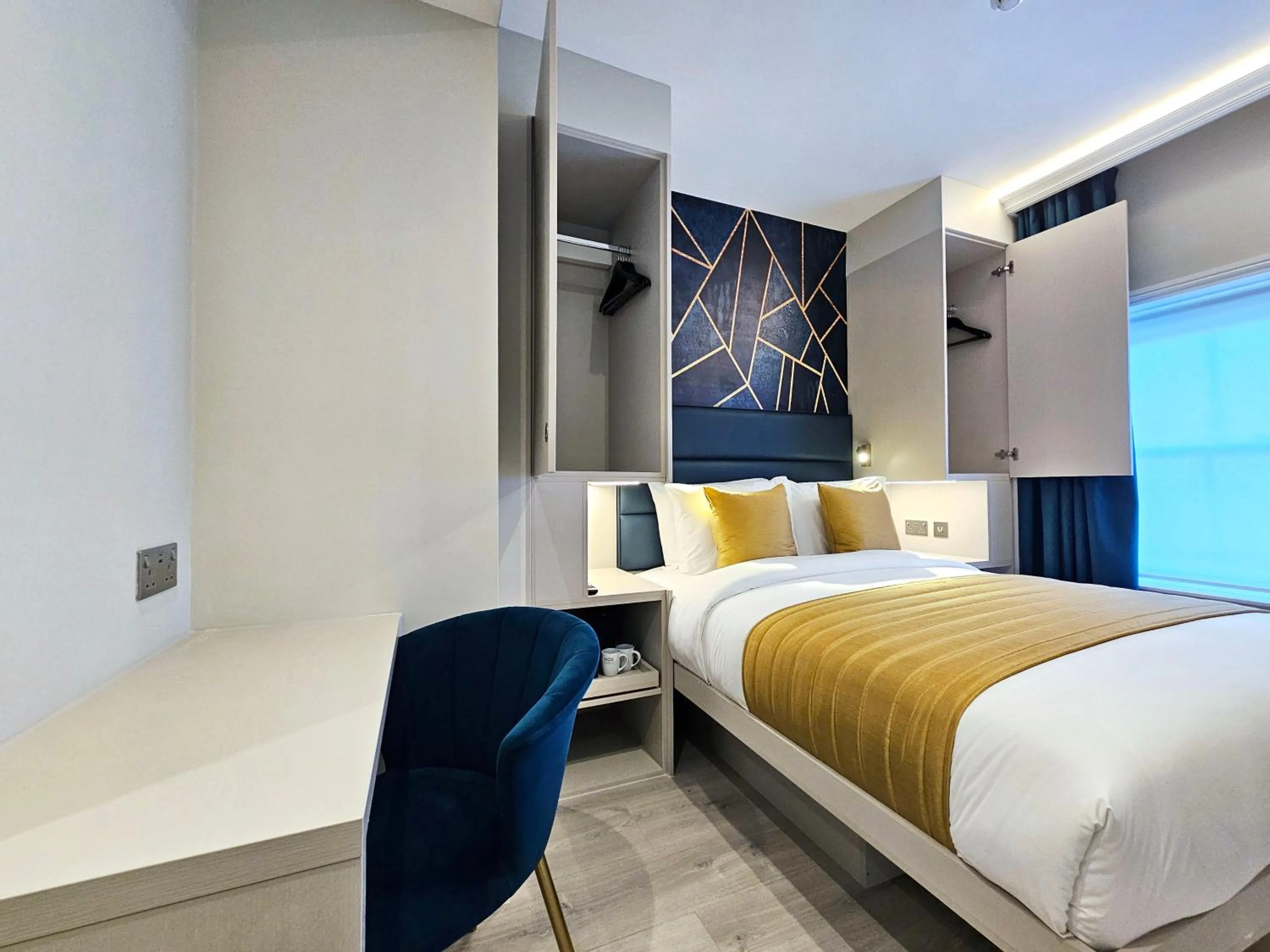 Photo of the whole room, Bed in NOX Paddington