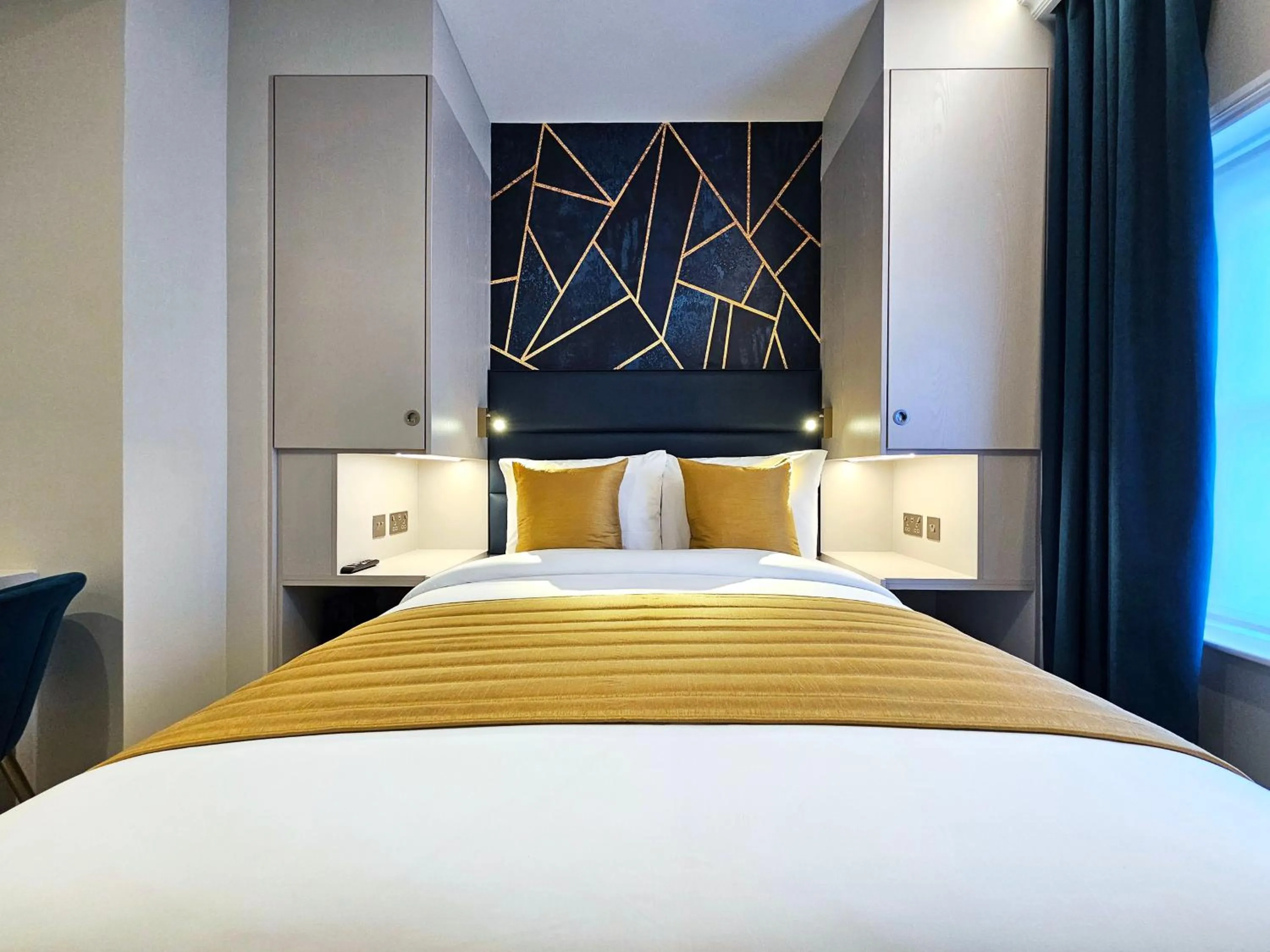 Photo of the whole room, Bed in NOX Paddington