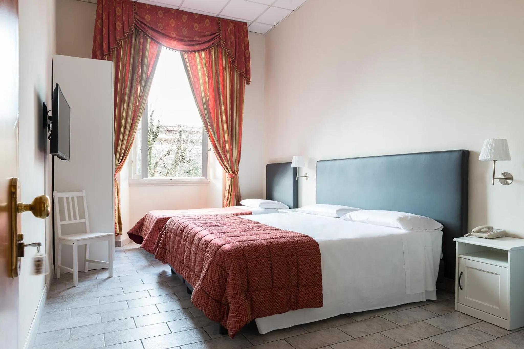 Photo of the whole room, Bed in Hotel St. James