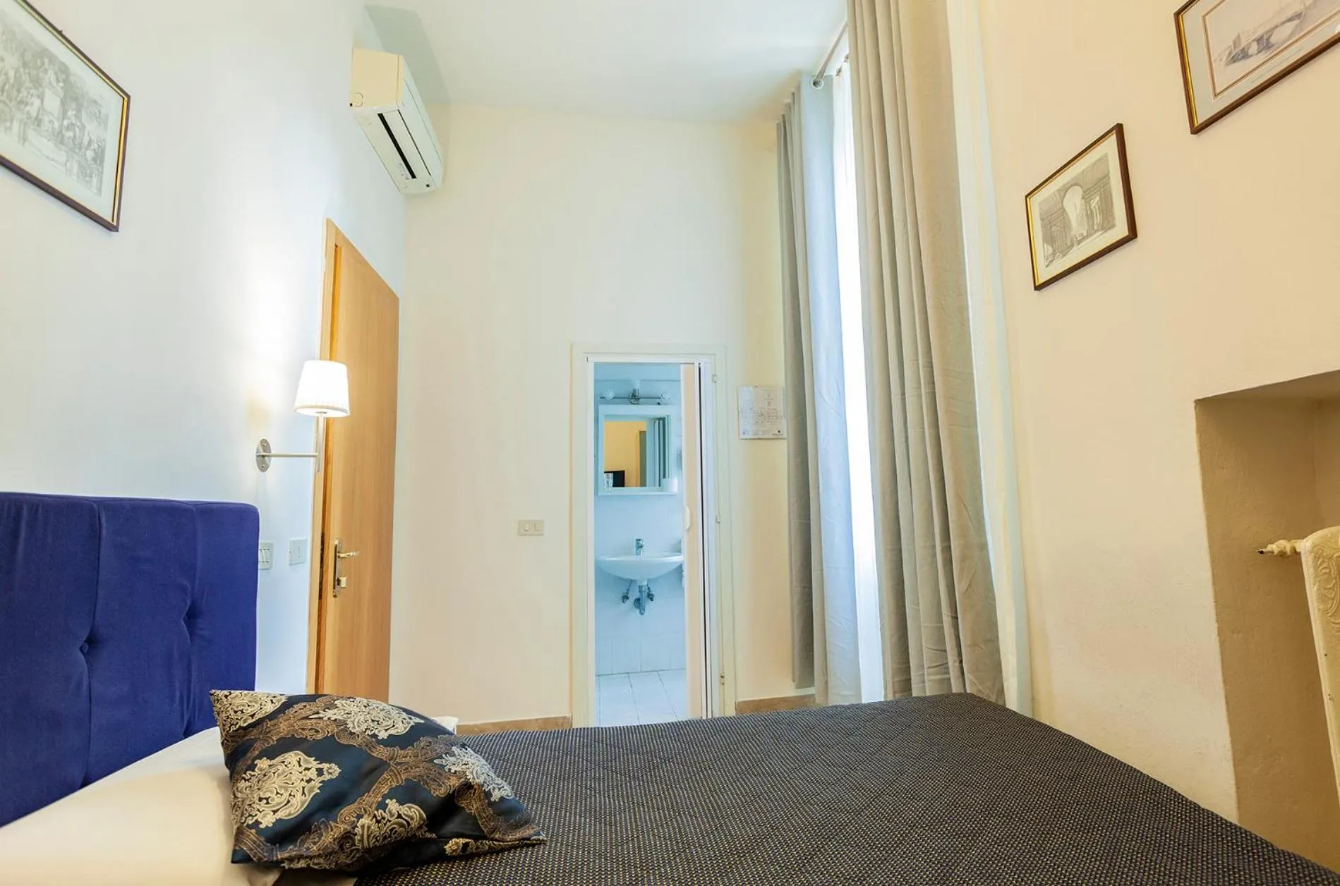 Bed in Hotel St. James