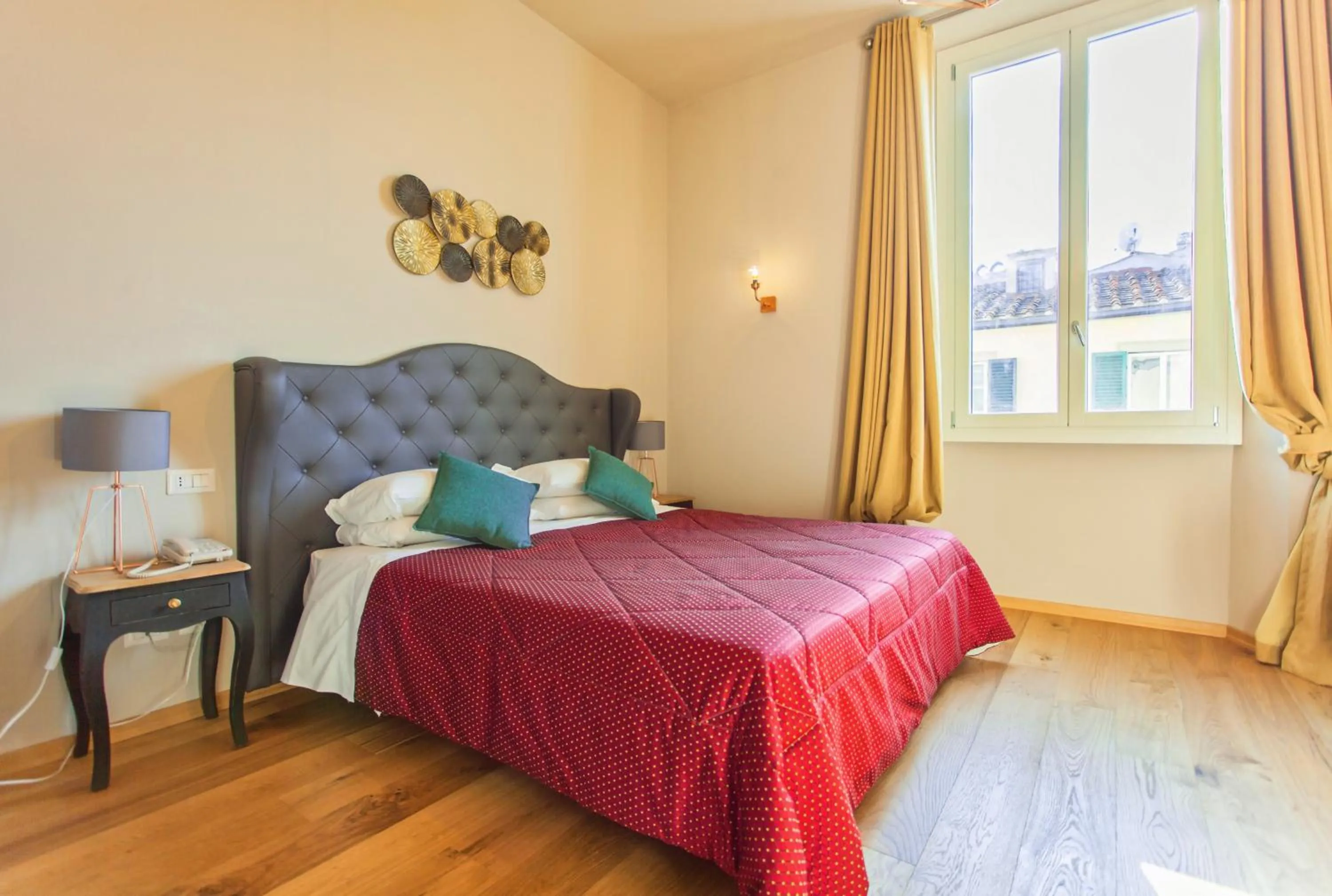 Photo of the whole room, Bed in Hotel St. James