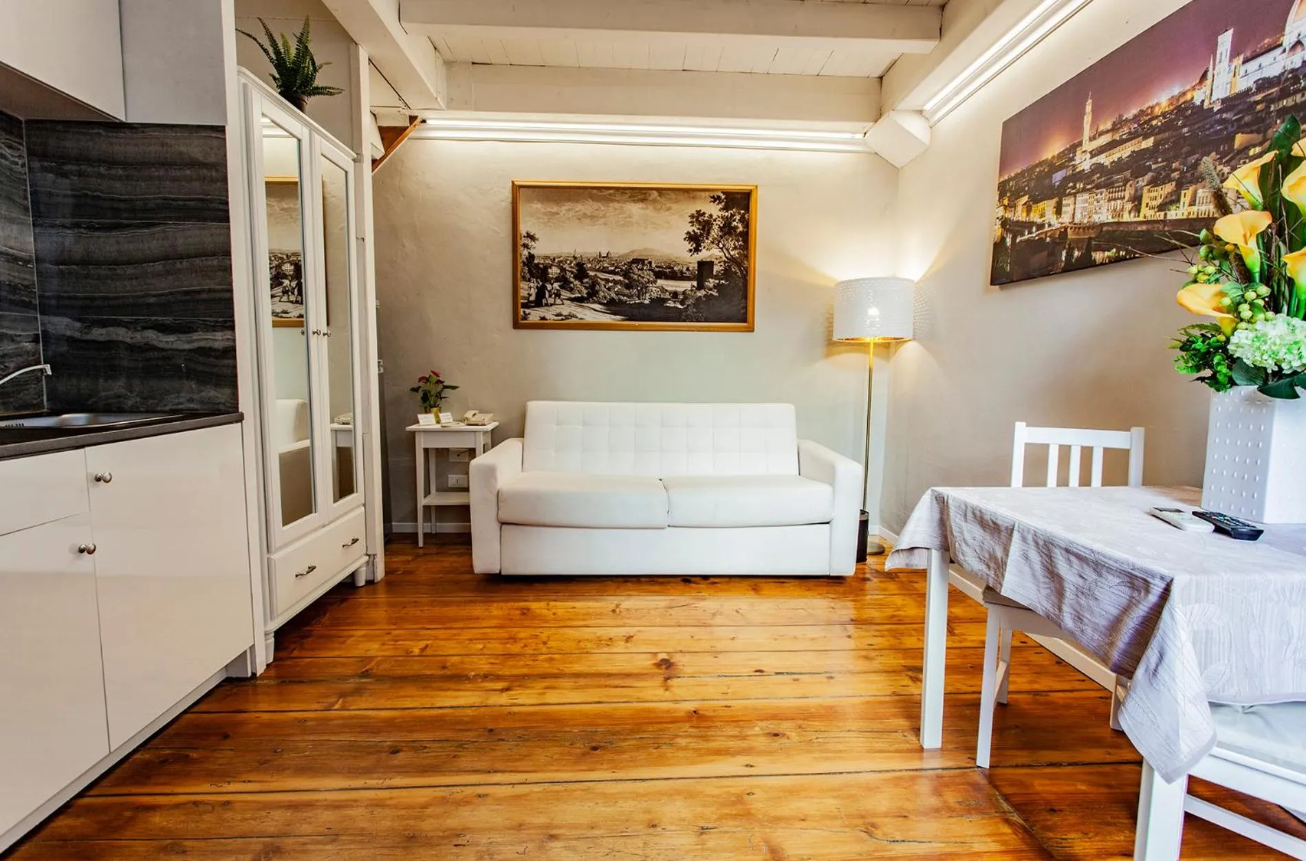 Photo of the whole room in Hotel St. James