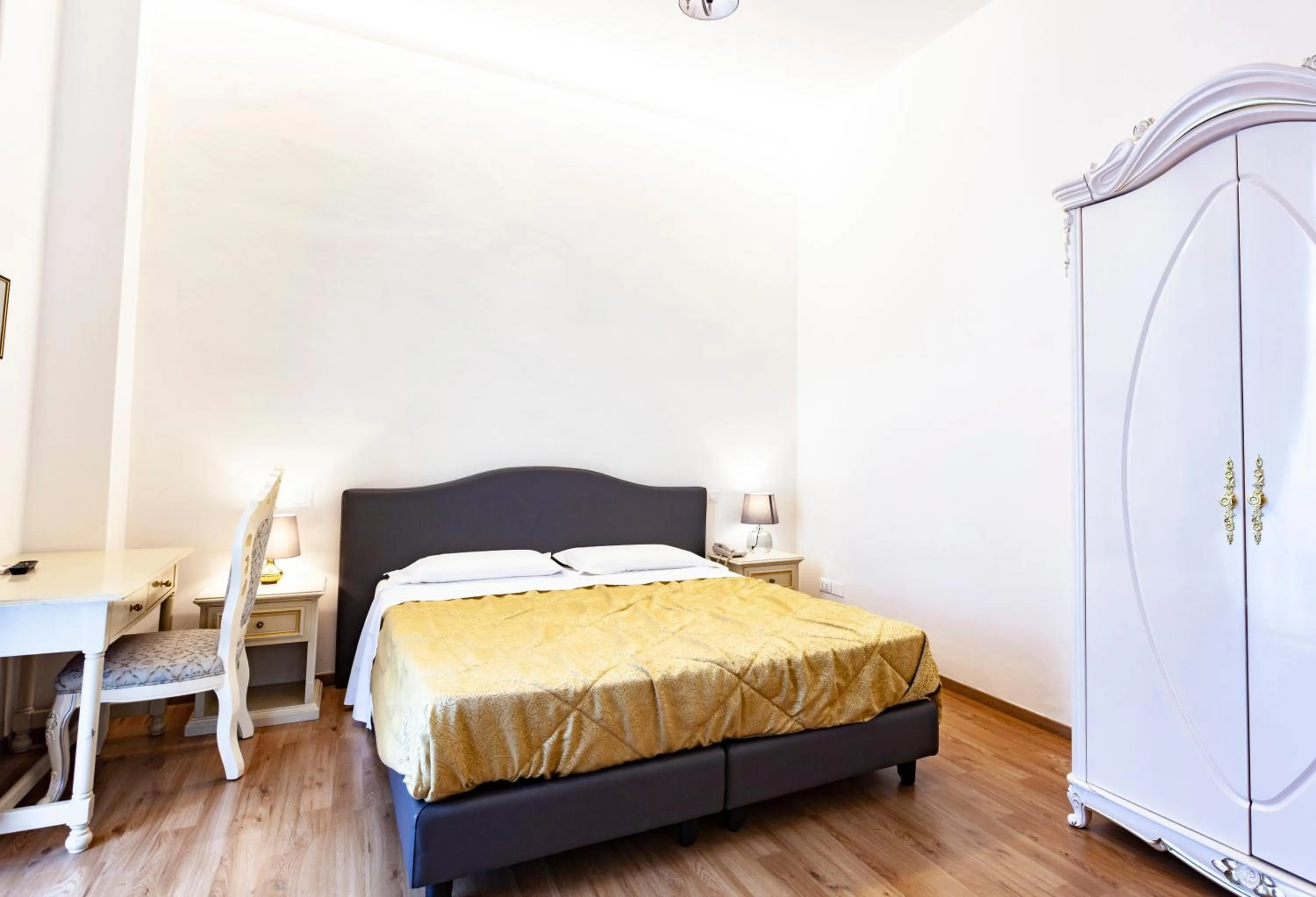 Photo of the whole room, Bed in Hotel St. James