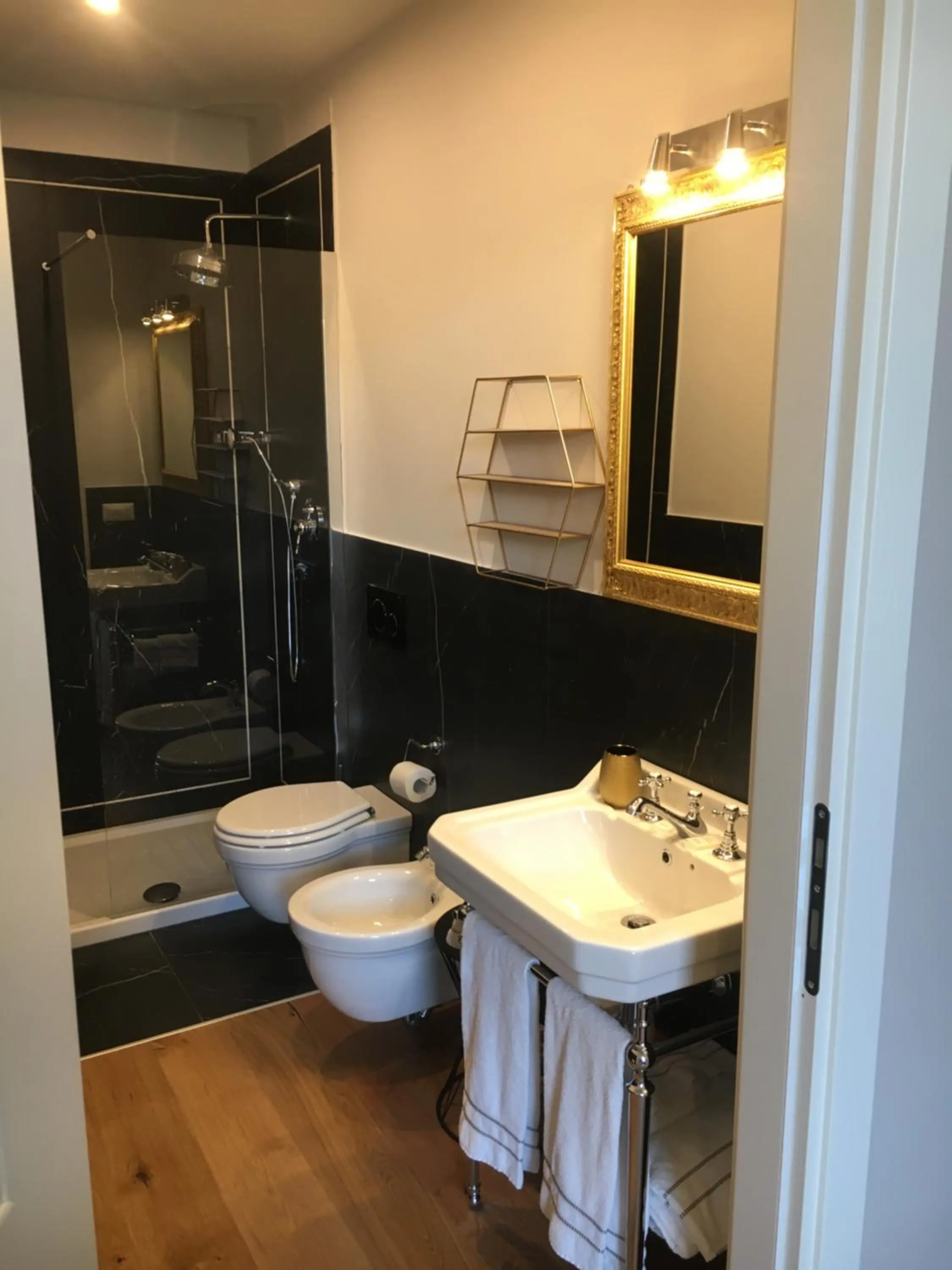 Shower in Hotel St. James