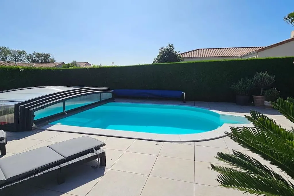Swimming pool in Le Pavachon gîte familial piscine couverte privée chauffée - Aux portes du Puy duFou