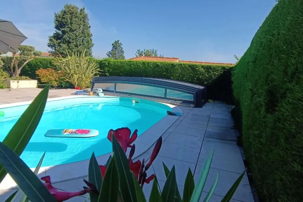 Day in Le Pavachon gîte familial piscine couverte privée chauffée - Aux portes du Puy duFou