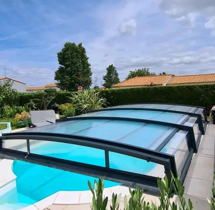 Pool view in Le Pavachon gîte familial piscine couverte privée chauffée - Aux portes du Puy duFou