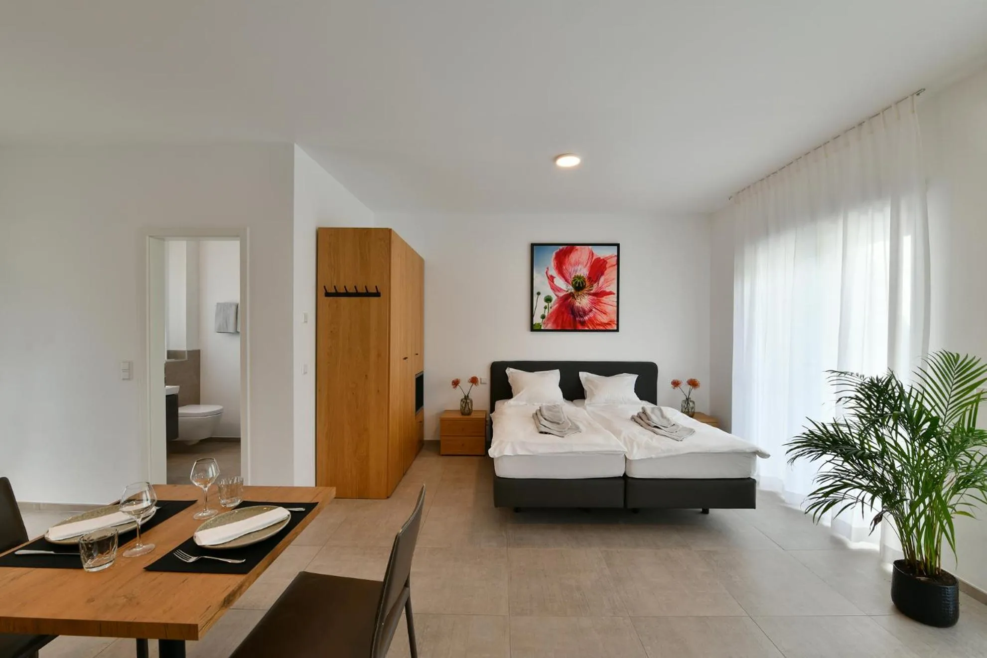 Seating area, Bed in K-Stables