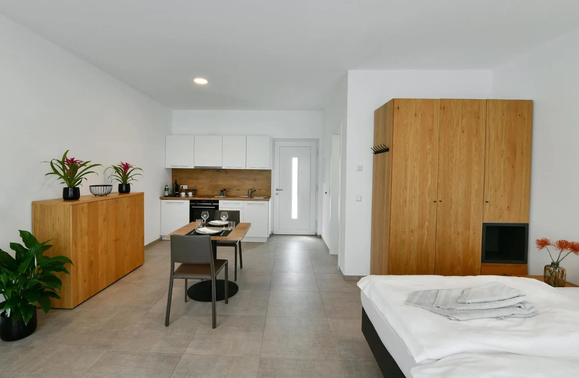 Kitchen or kitchenette, Bed in K-Stables