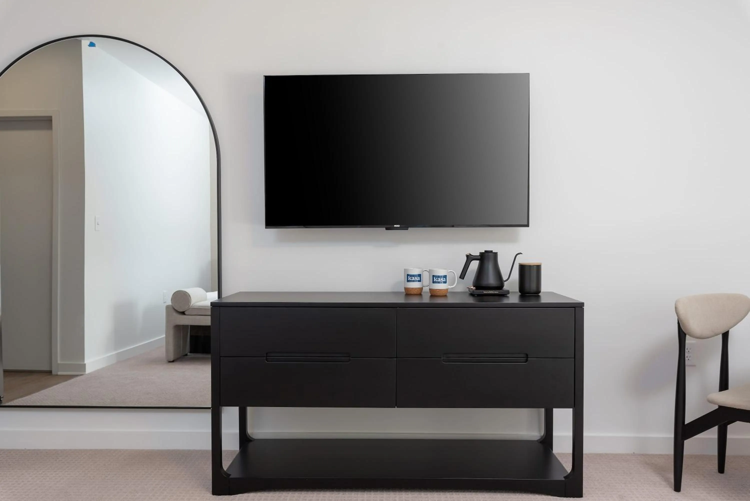 Queen Studio (Self Check-in with Virtual Front Desk) in Boardwalk Hotel On Lake Anna By Kasa