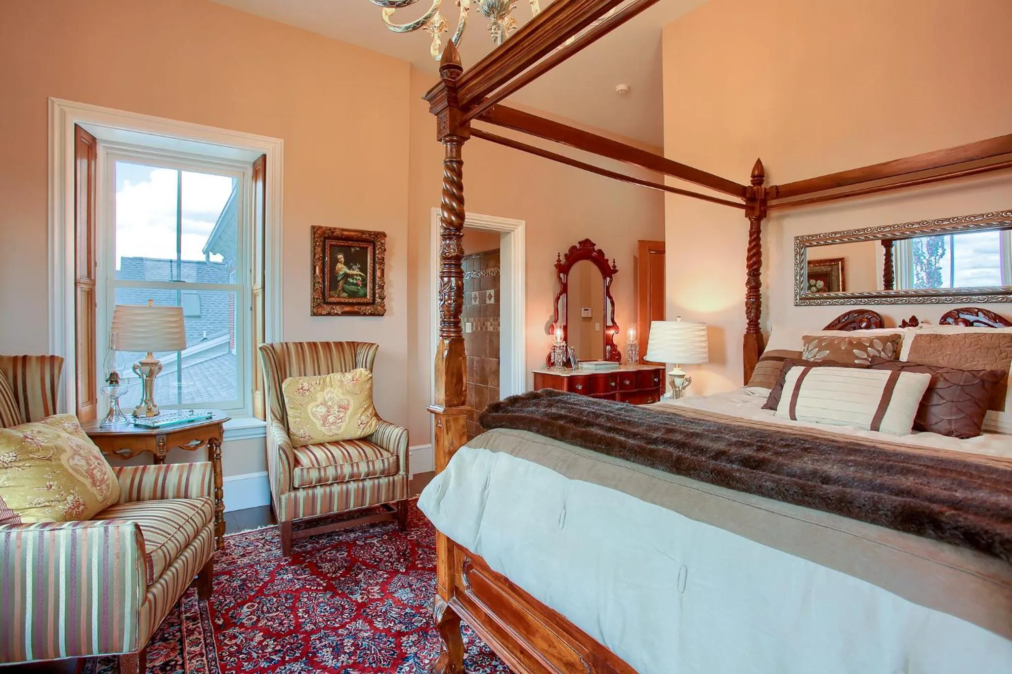 Queen Room with Spa Bath in Stuart Manor Bed and Breakfast