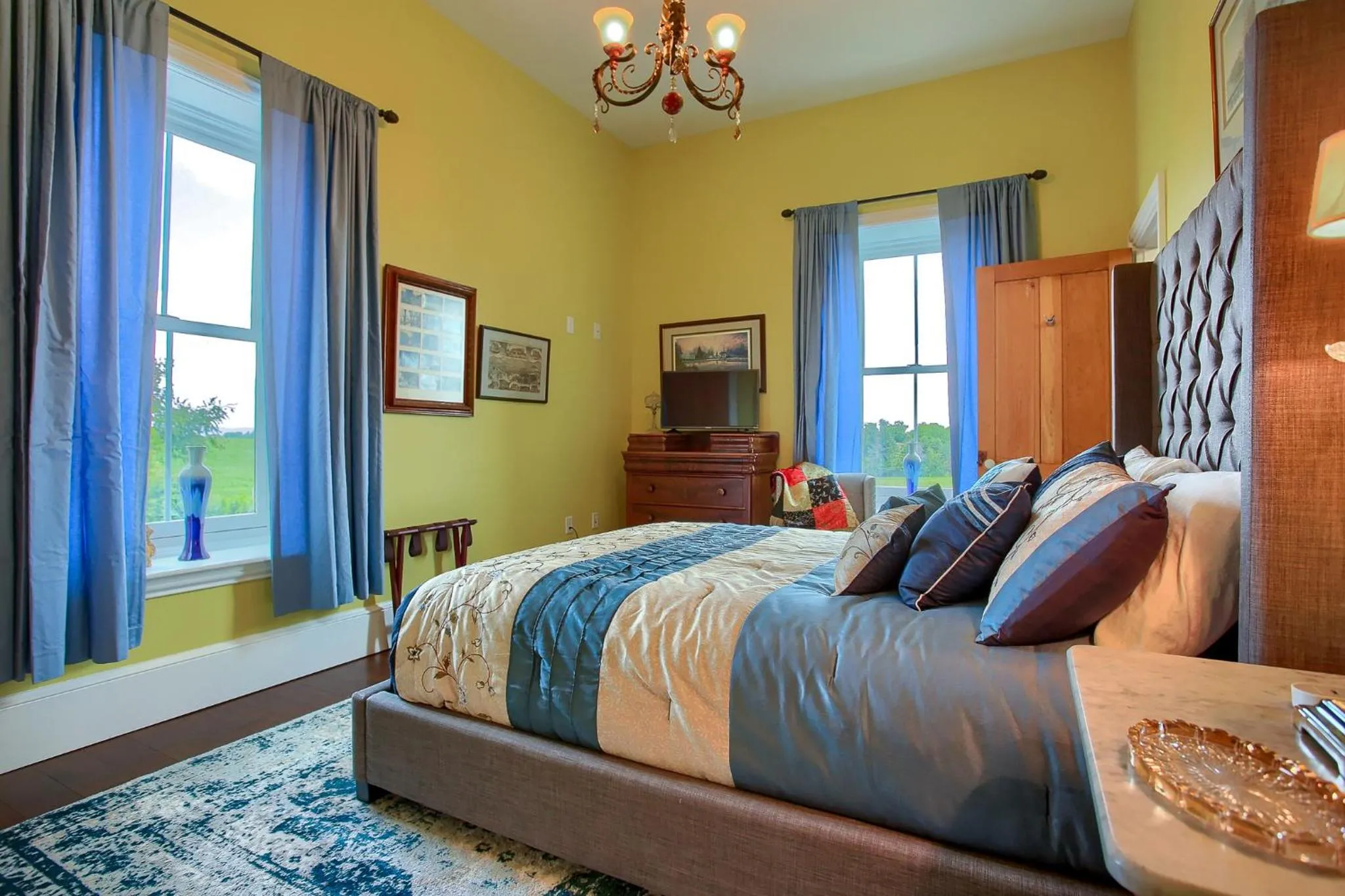 Queen Room with Pool View in Stuart Manor Bed and Breakfast