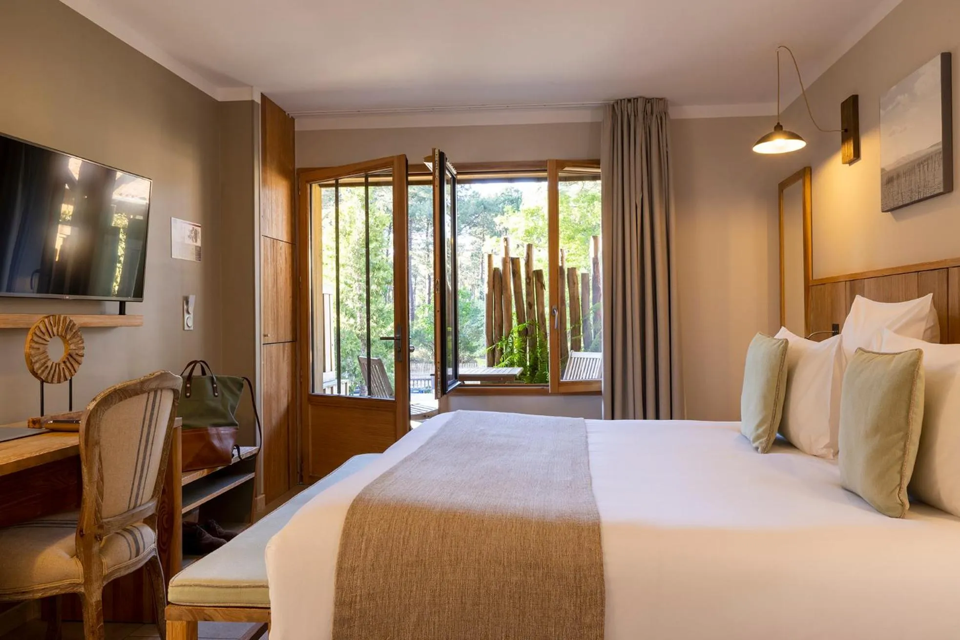 Bed in Domaine du Ferret Restaurant & Spa