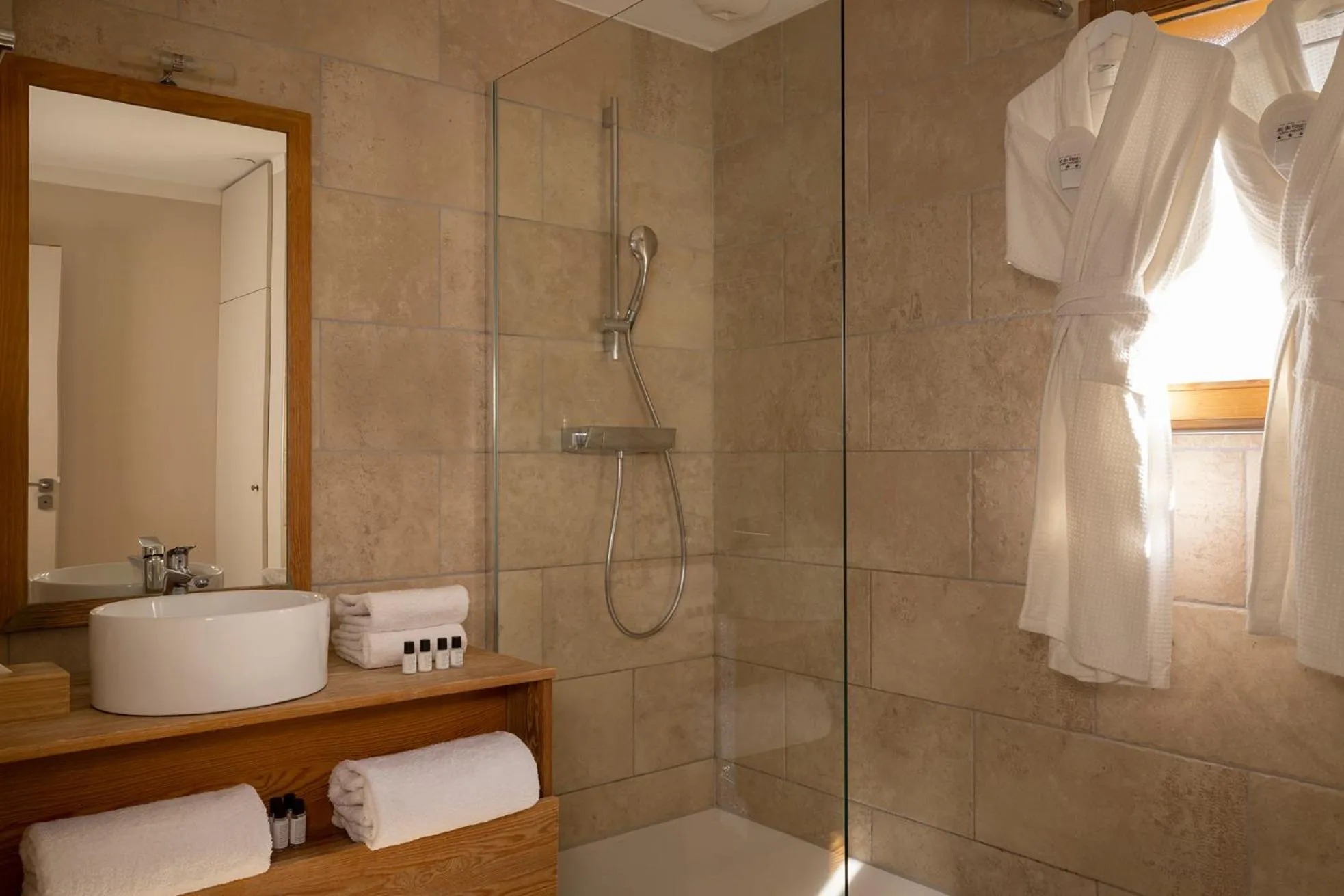 Shower in Domaine du Ferret Restaurant & Spa