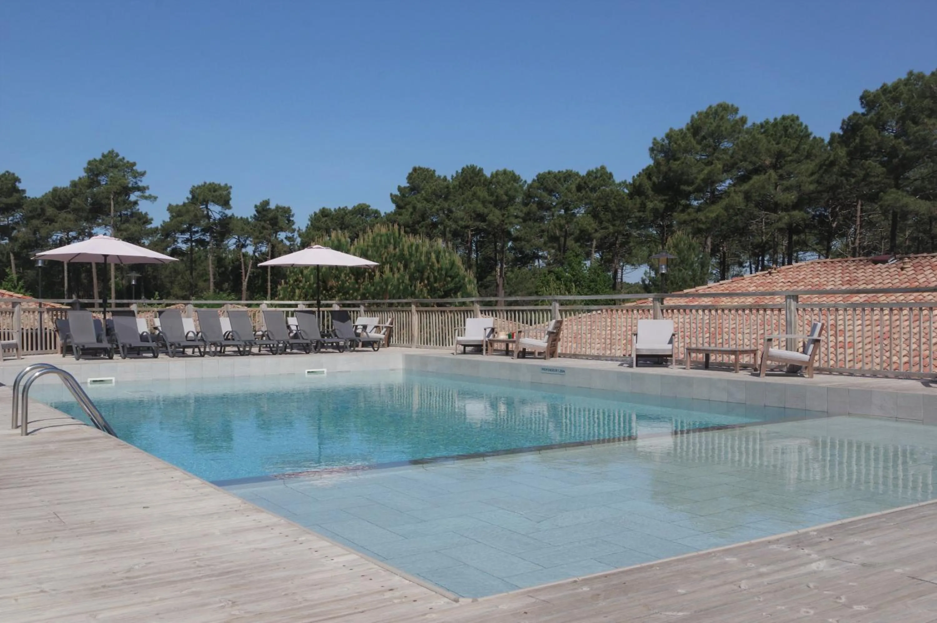 Swimming pool in Domaine du Ferret Restaurant & Spa