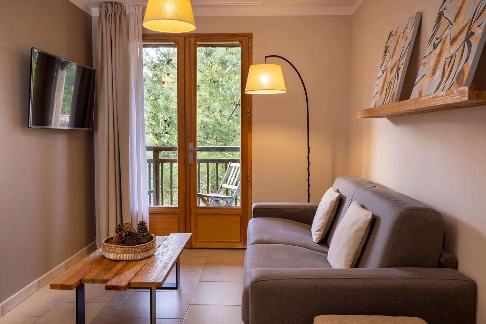 Communal lounge/ TV room in Domaine du Ferret Restaurant & Spa