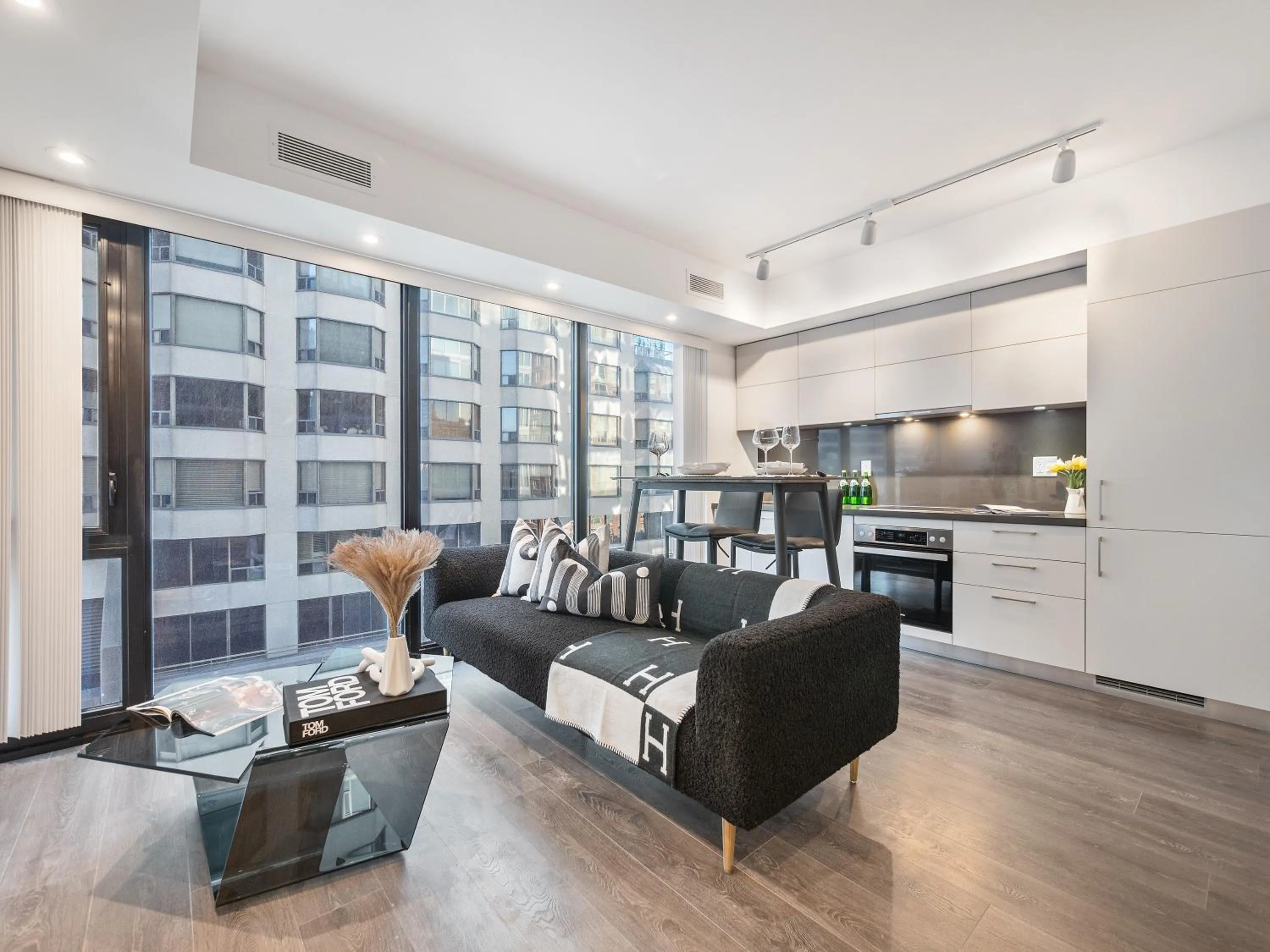 Hazelton Suites - Yorkville - Indoor Pool & Hot Tub