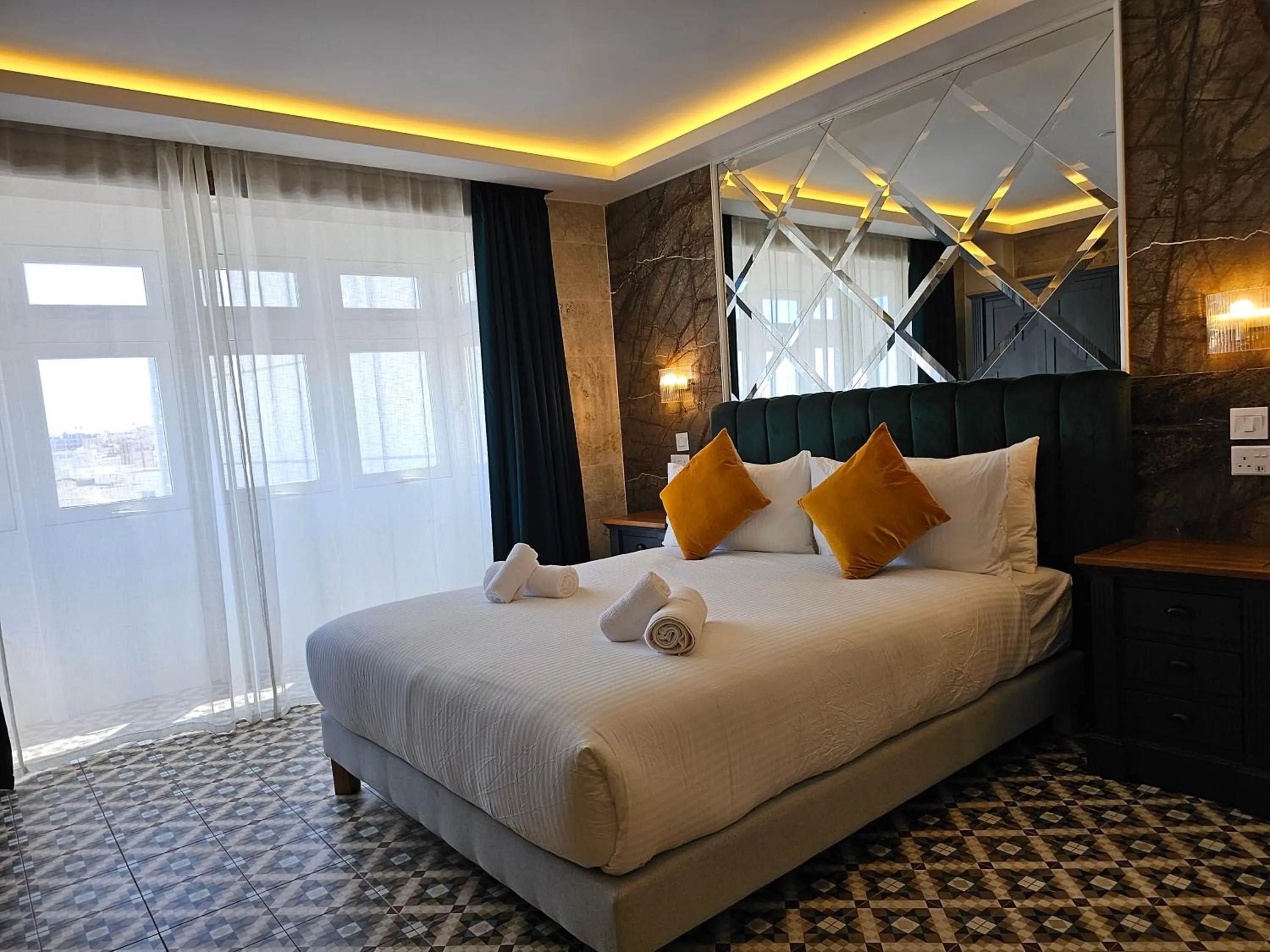 Bedroom, Bed in Balcony Hotel