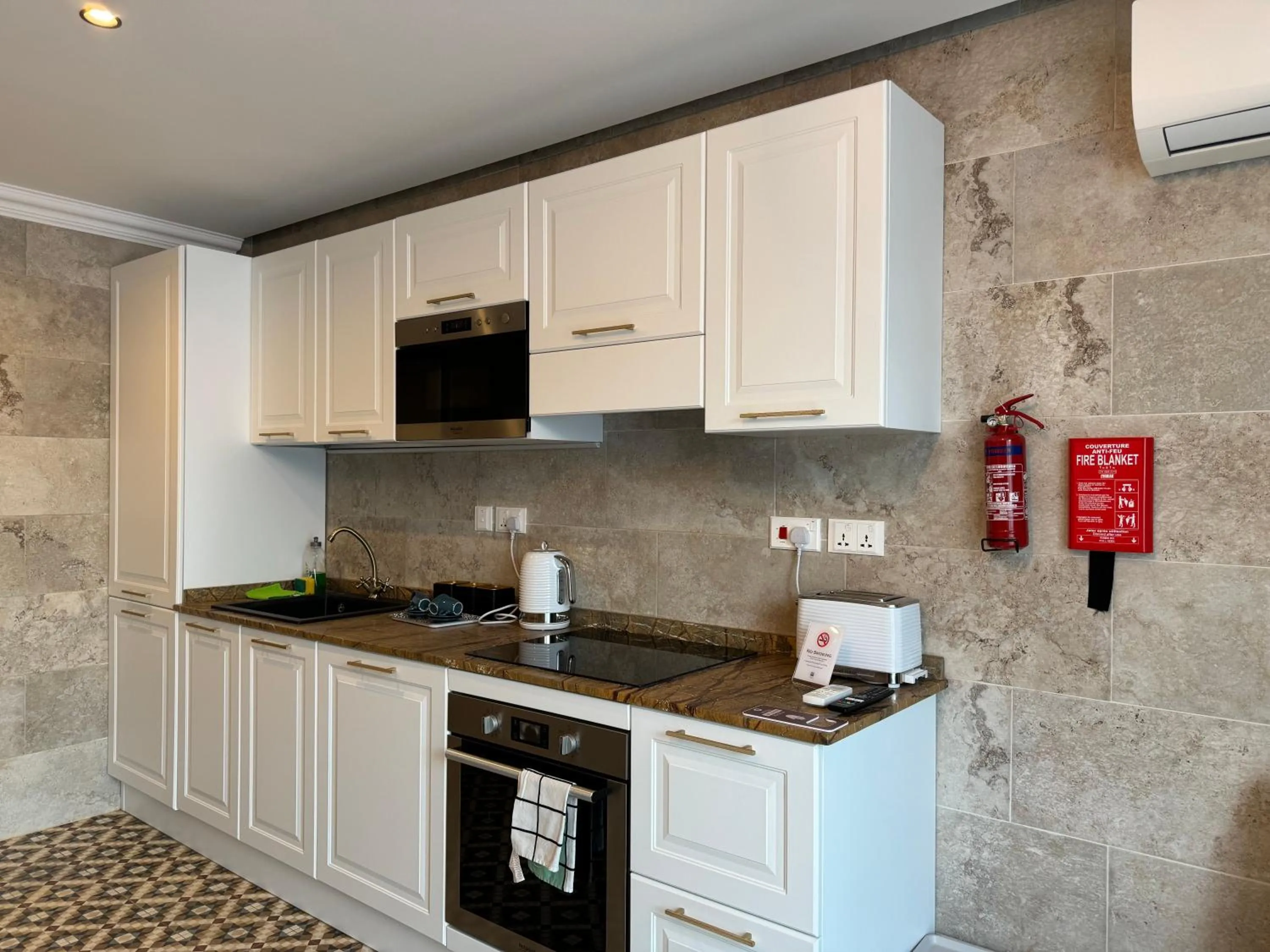 Coffee/tea facilities in Balcony Hotel