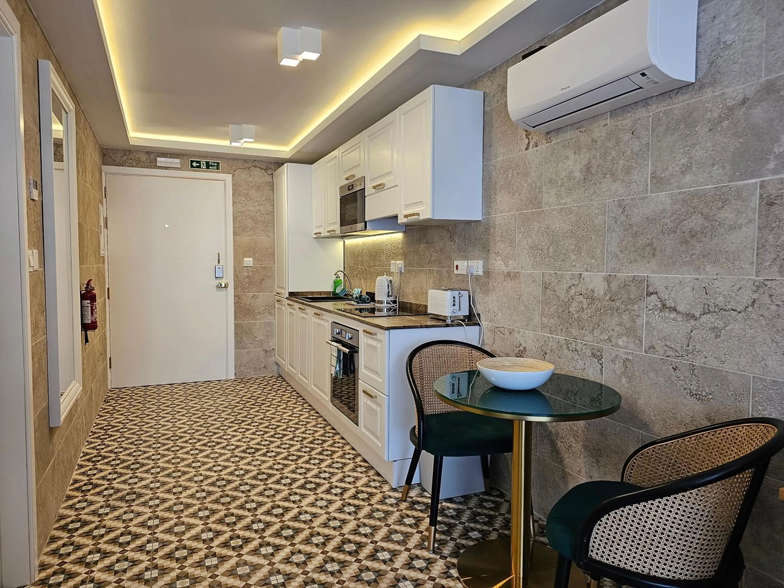 Kitchen or kitchenette in Balcony Hotel