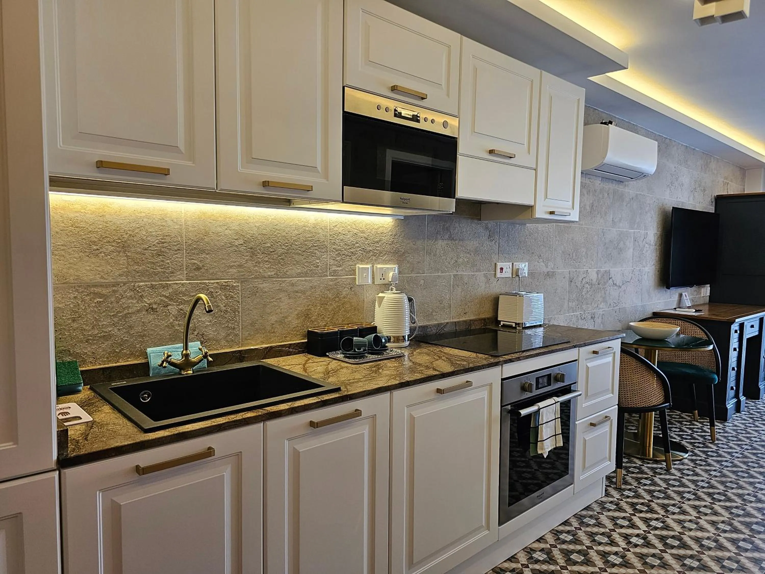 Kitchen or kitchenette in Balcony Hotel