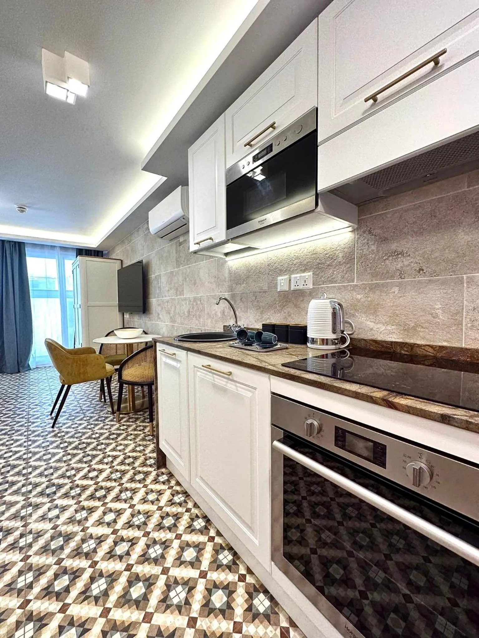 TV and multimedia in Balcony Hotel