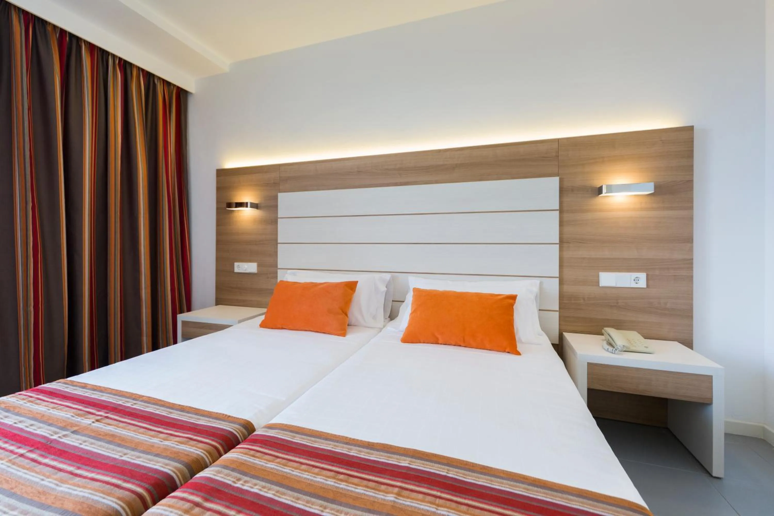 Bedroom, Bed in Globales Mediterrani