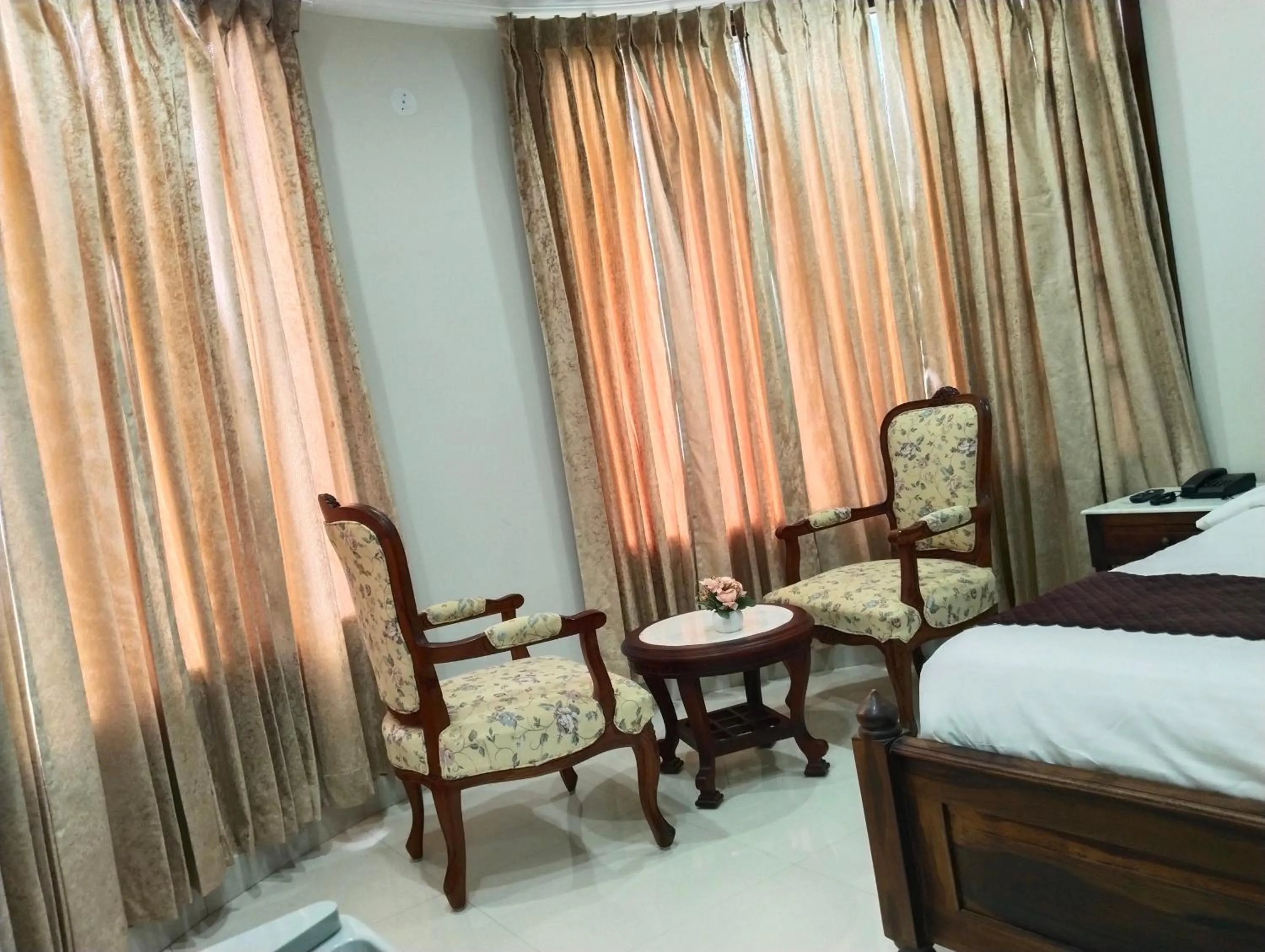 Seating area in Hydrangea Heights by PTW Hotels